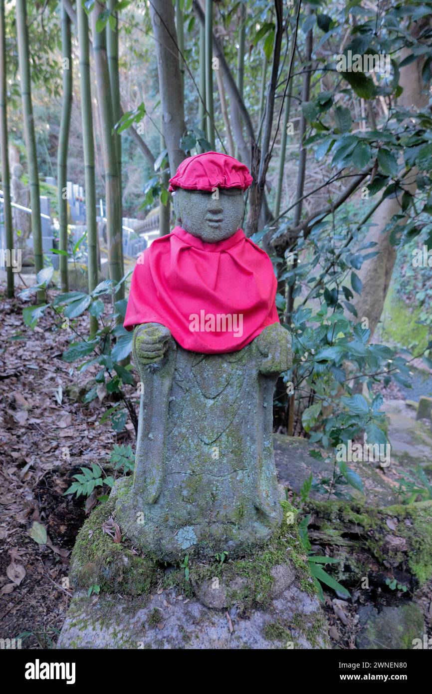 Statua di Jizo lungo il sentiero Yamanobe no Michi, Nara, Giappone Foto Stock