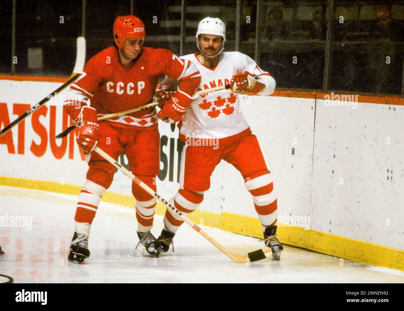 ALEXEI KASATONOV giocatore sovietico di hockey su ghiaccio a CSKA Mosca e la nazionale di hockey su ghiaccio ferma il canadese Mike Gartner durante i campionati del mondo i Svezia 1981 Foto Stock