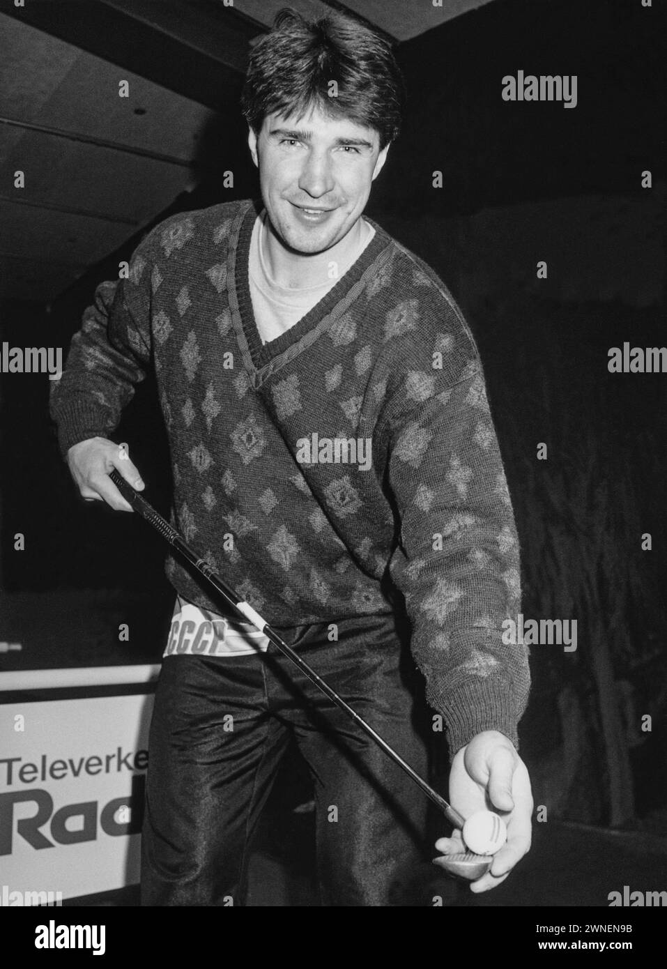 ALEXEI KASATONOV giocatore sovietico di hockey su ghiaccio a CSKA Mosca e la squadra nazionale di hockey su ghiaccio che gioca con golf club e palla Foto Stock