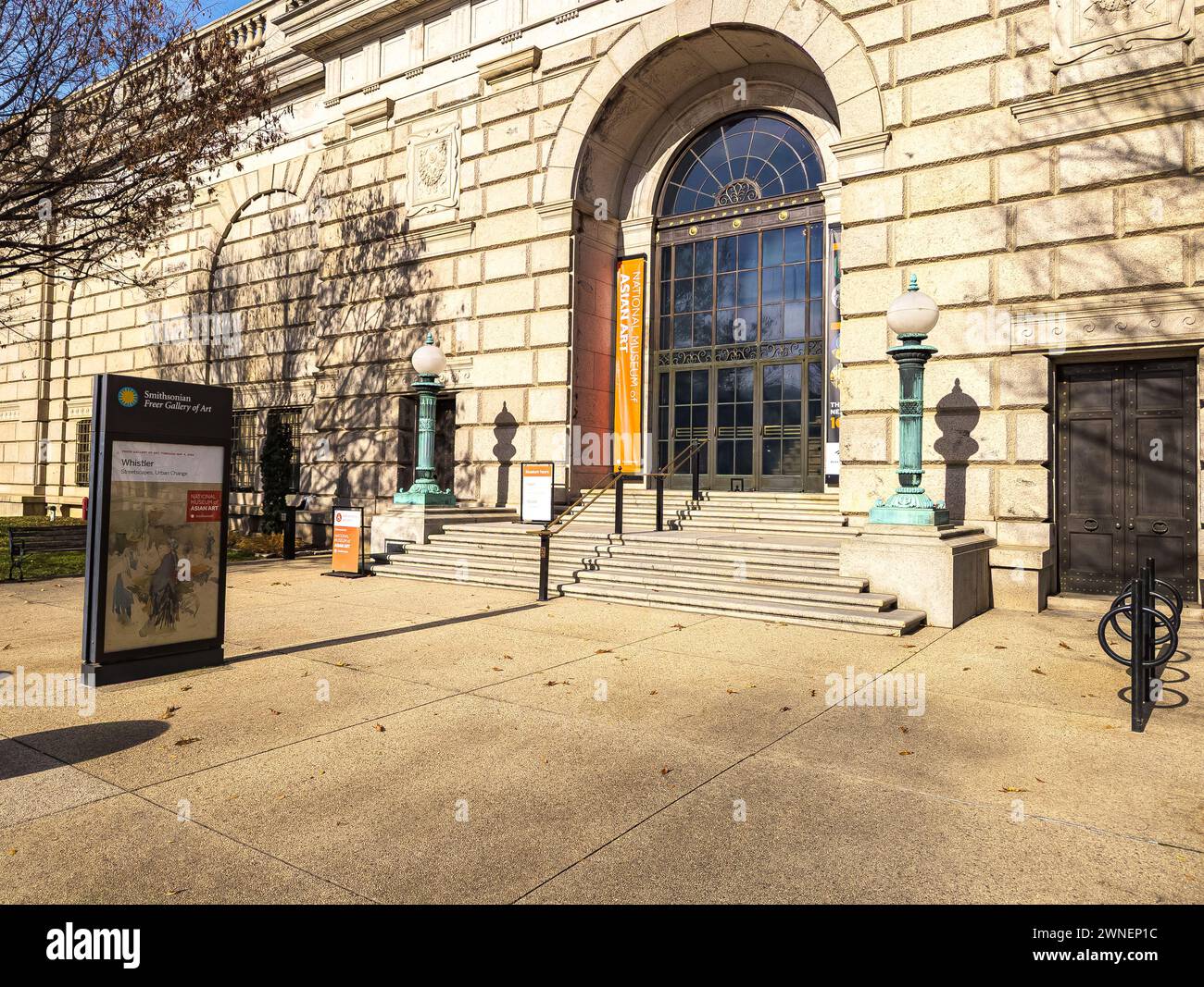 Washington, D.C. US - 12.16.2023: Ingresso ad arco al National Museum of Asian Art dello Smithsonian Institution Foto Stock
