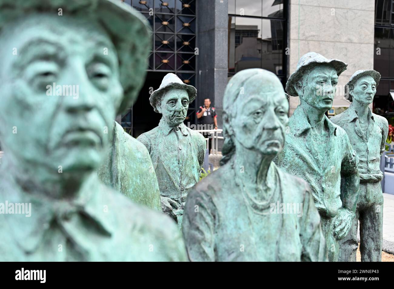 SAN JOSE, COSTA RICA: Il Monumento Los Presentes (Monumento ai presenti) è un gruppo di nove statue, in omaggio agli abitanti locali. Foto Stock