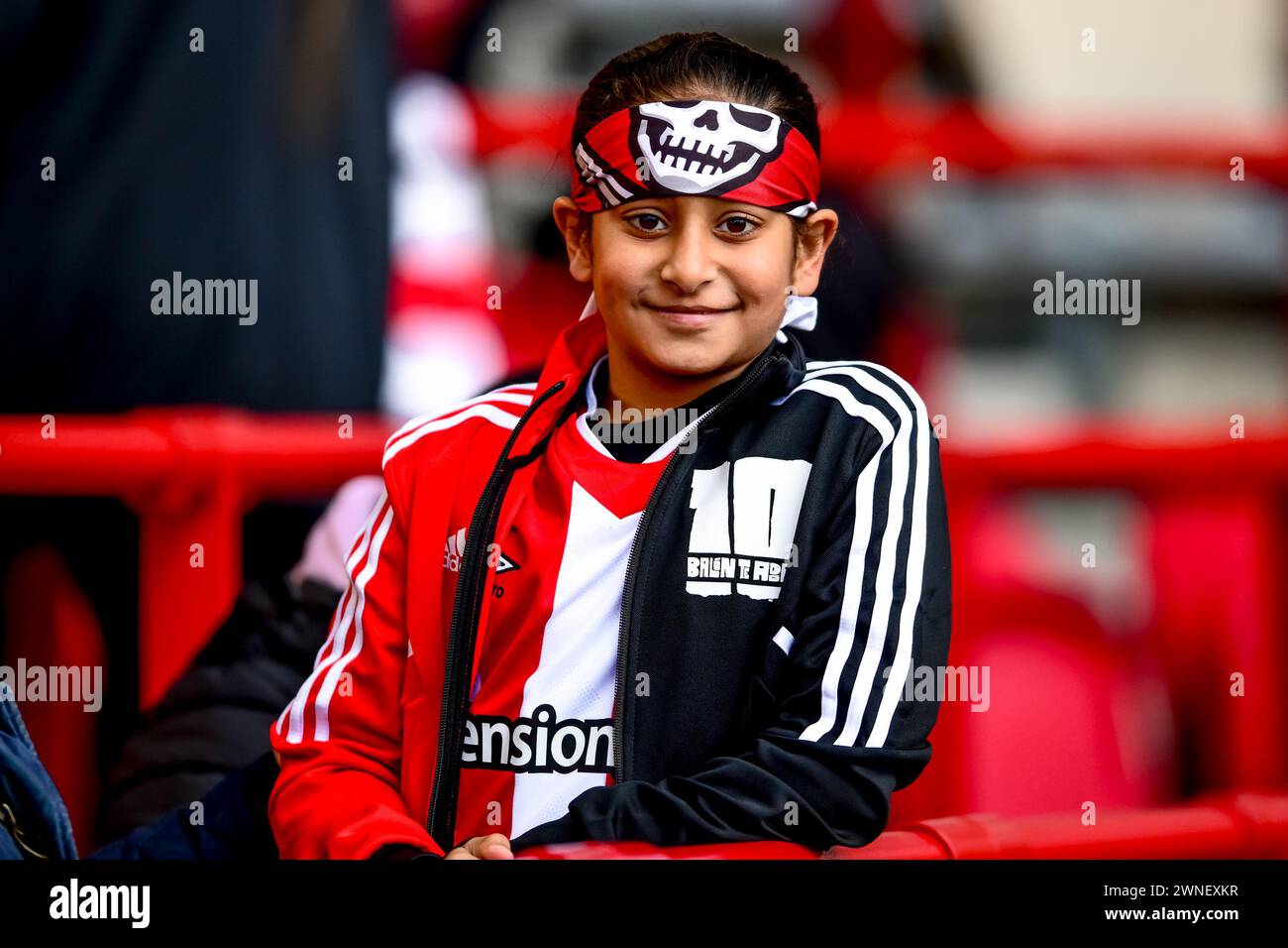 Un giovane tifoso di Brentford pronto per la partita di Premier League tra Brentford e Chelsea al Gtech Community Stadium di Londra, Inghilterra, il 2 marzo 2024. Foto di Phil Hutchinson. Solo per uso editoriale, licenza richiesta per uso commerciale. Non utilizzare in scommesse, giochi o pubblicazioni di singoli club/campionato/giocatori. Crediti: UK Sports Pics Ltd/Alamy Live News Foto Stock