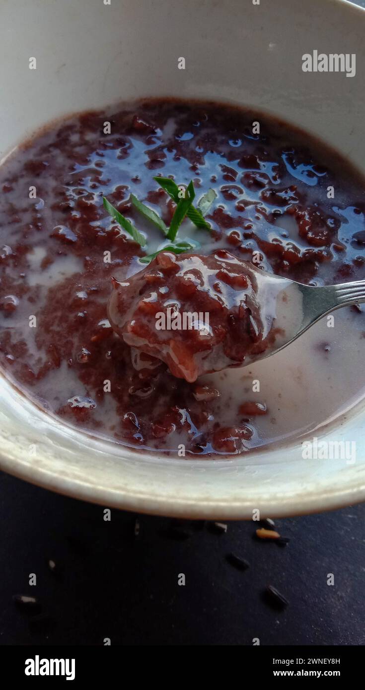 foto del cibo sotto forma di riso nero appiccicoso con latte Foto Stock