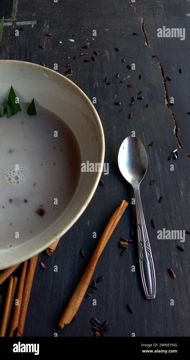 foto del cibo sotto forma di riso nero appiccicoso con latte Foto Stock