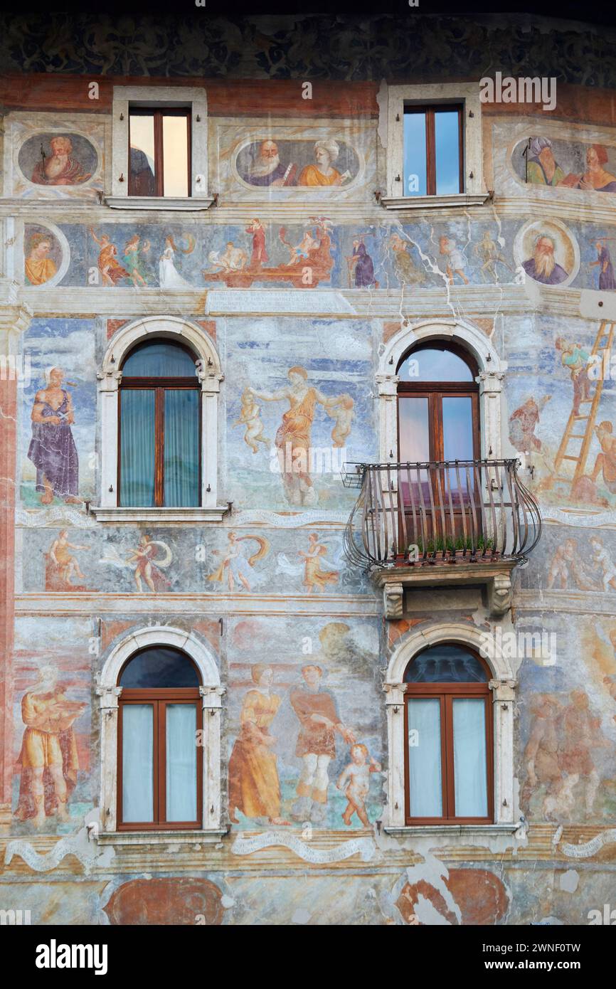Dipinti di palazzi tradizionali a Trento, Trentino alto Adige, Italia Foto Stock