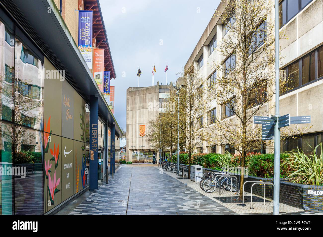 Uffici civici del Consiglio di Woking Borough, Gloucester Square, Woking. Una comunicazione di cui alla sezione 114 è stata pubblicata con il Consiglio non è in grado di finanziare il suo bilancio. Foto Stock