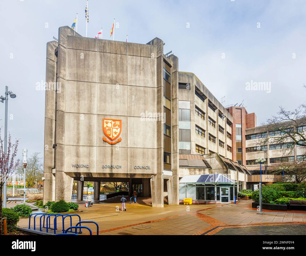 Uffici civici del Consiglio di Woking Borough, Gloucester Square, Woking. Una comunicazione di cui alla sezione 114 è stata pubblicata con il Consiglio non è in grado di finanziare il suo bilancio. Foto Stock