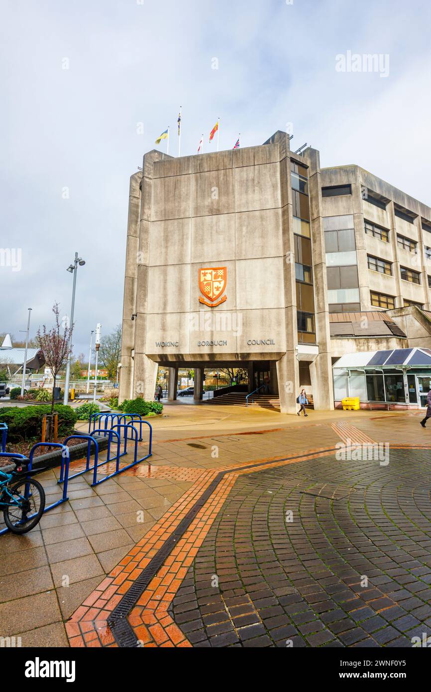 Uffici civici del Consiglio di Woking Borough, Gloucester Square, Woking. Una comunicazione di cui alla sezione 114 è stata pubblicata con il Consiglio non è in grado di finanziare il suo bilancio. Foto Stock