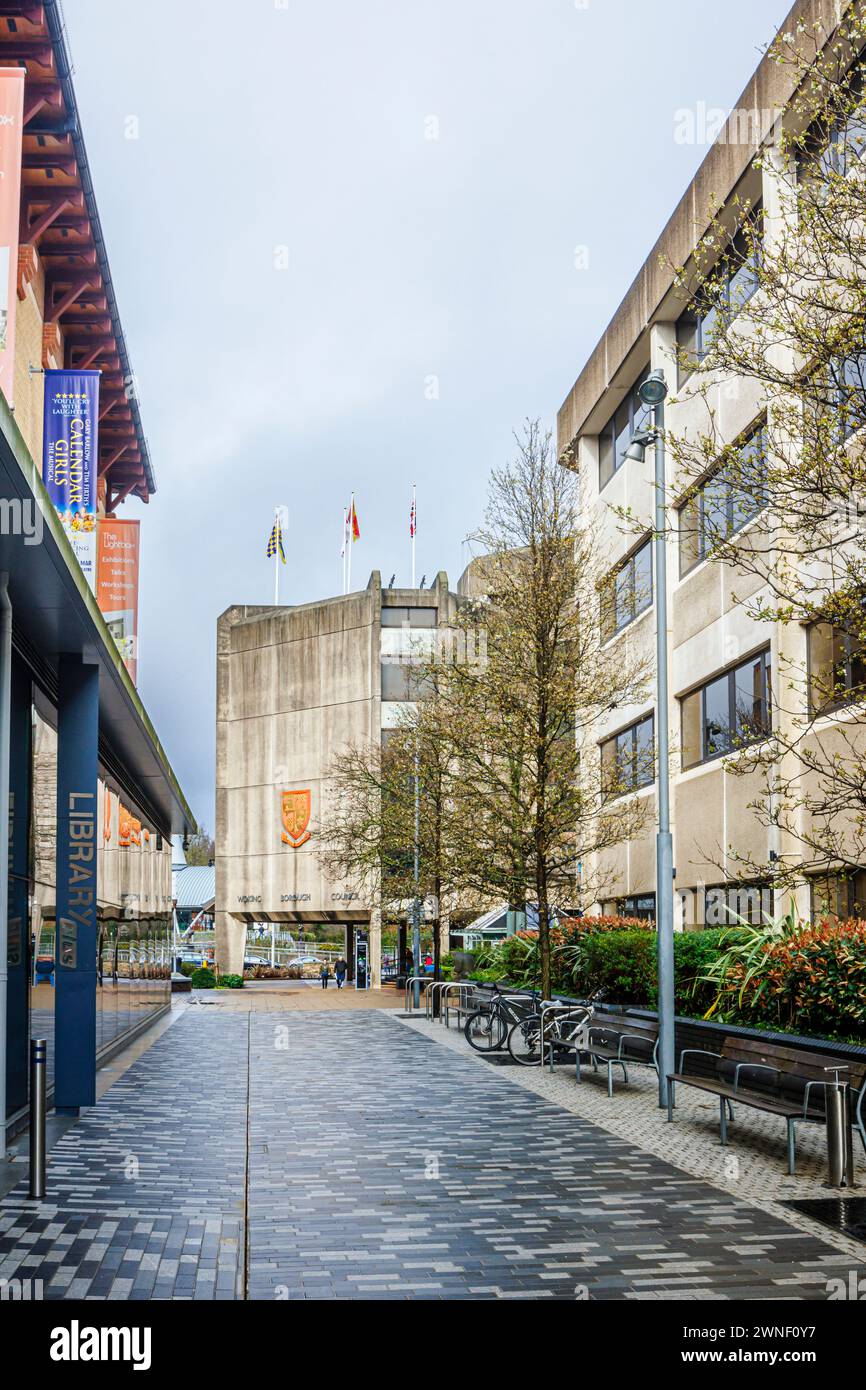 Uffici civici del Consiglio di Woking Borough, Gloucester Square, Woking. Una comunicazione di cui alla sezione 114 è stata pubblicata con il Consiglio non è in grado di finanziare il suo bilancio. Foto Stock