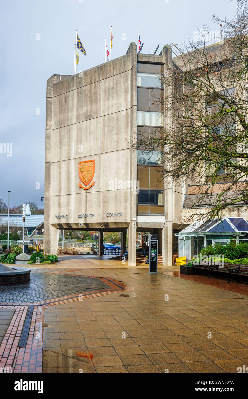 Uffici civici del Consiglio di Woking Borough, Gloucester Square, Woking. Una comunicazione di cui alla sezione 114 è stata pubblicata con il Consiglio non è in grado di finanziare il suo bilancio. Foto Stock
