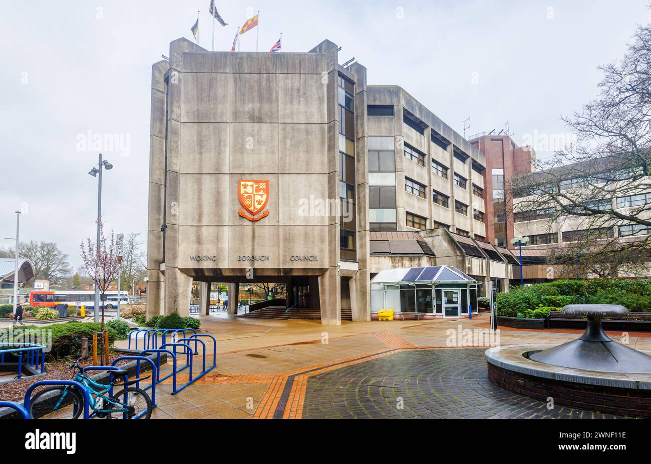 Uffici civici del Consiglio di Woking Borough, Gloucester Square, Woking. Una comunicazione di cui alla sezione 114 è stata pubblicata con il Consiglio non è in grado di finanziare il suo bilancio. Foto Stock