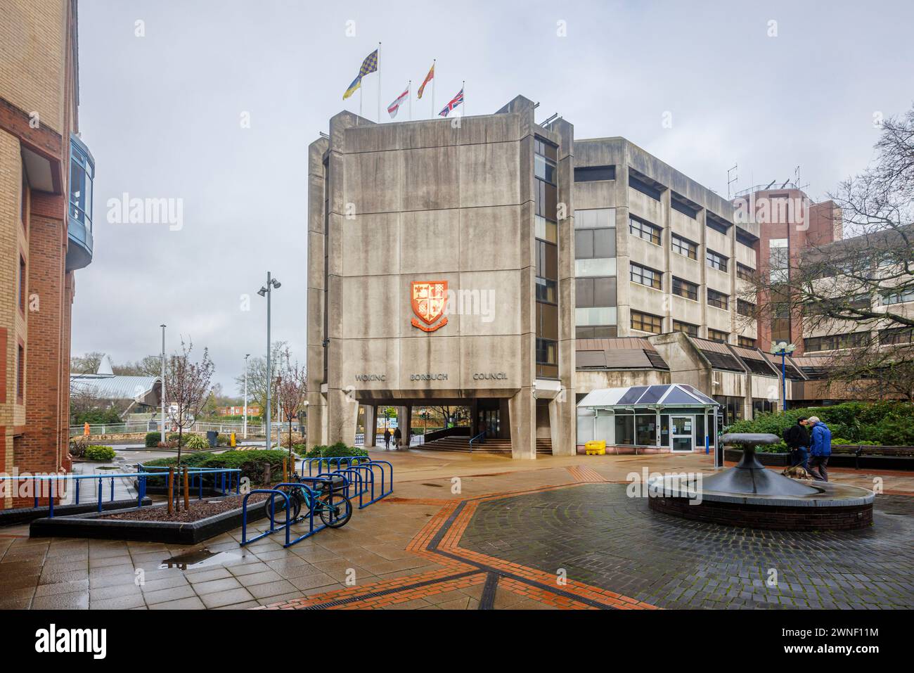 Uffici civici del Consiglio di Woking Borough, Gloucester Square, Woking. Una comunicazione di cui alla sezione 114 è stata pubblicata con il Consiglio non è in grado di finanziare il suo bilancio. Foto Stock