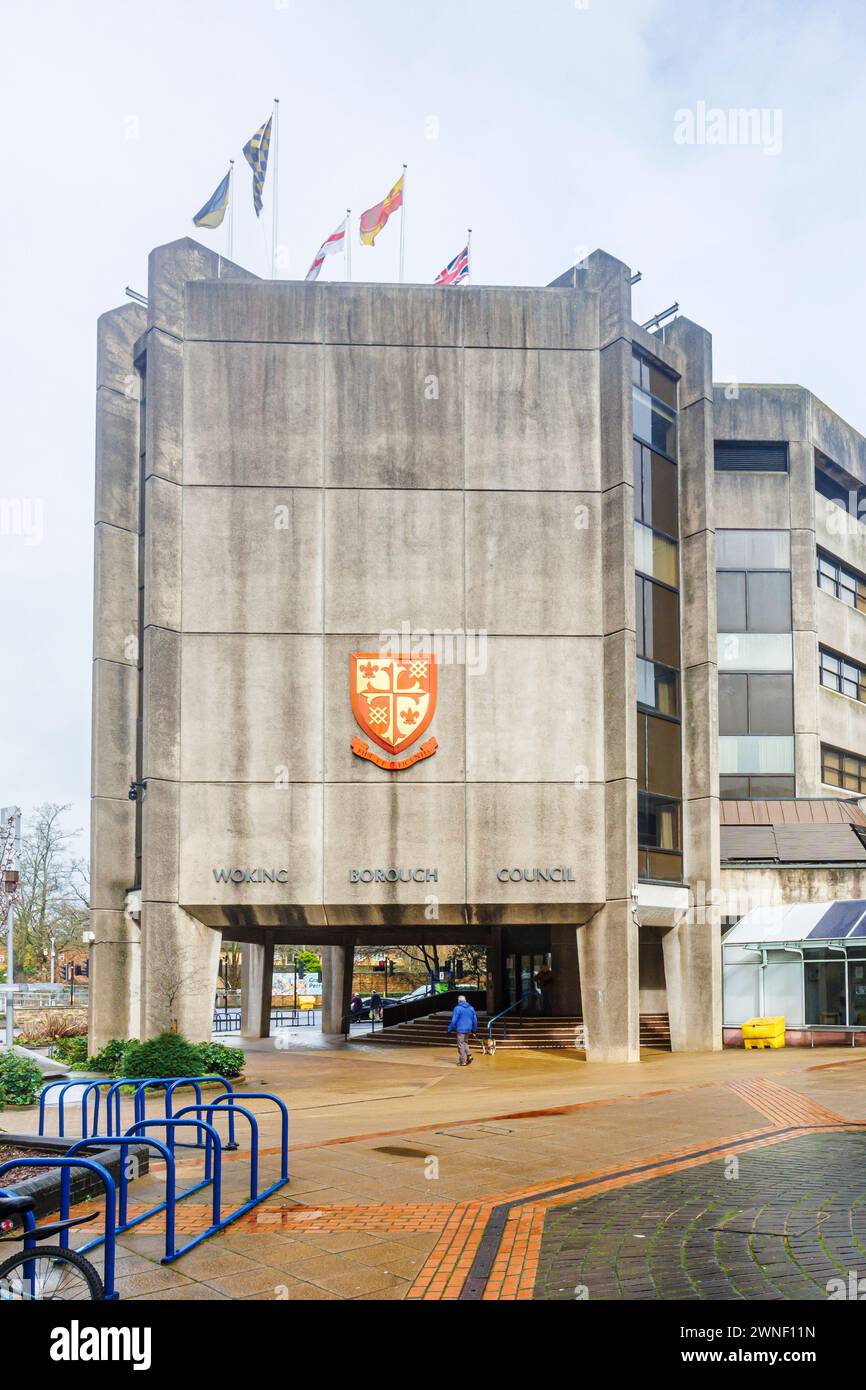 Uffici civici del Consiglio di Woking Borough, Gloucester Square, Woking. Una comunicazione di cui alla sezione 114 è stata pubblicata con il Consiglio non è in grado di finanziare il suo bilancio. Foto Stock