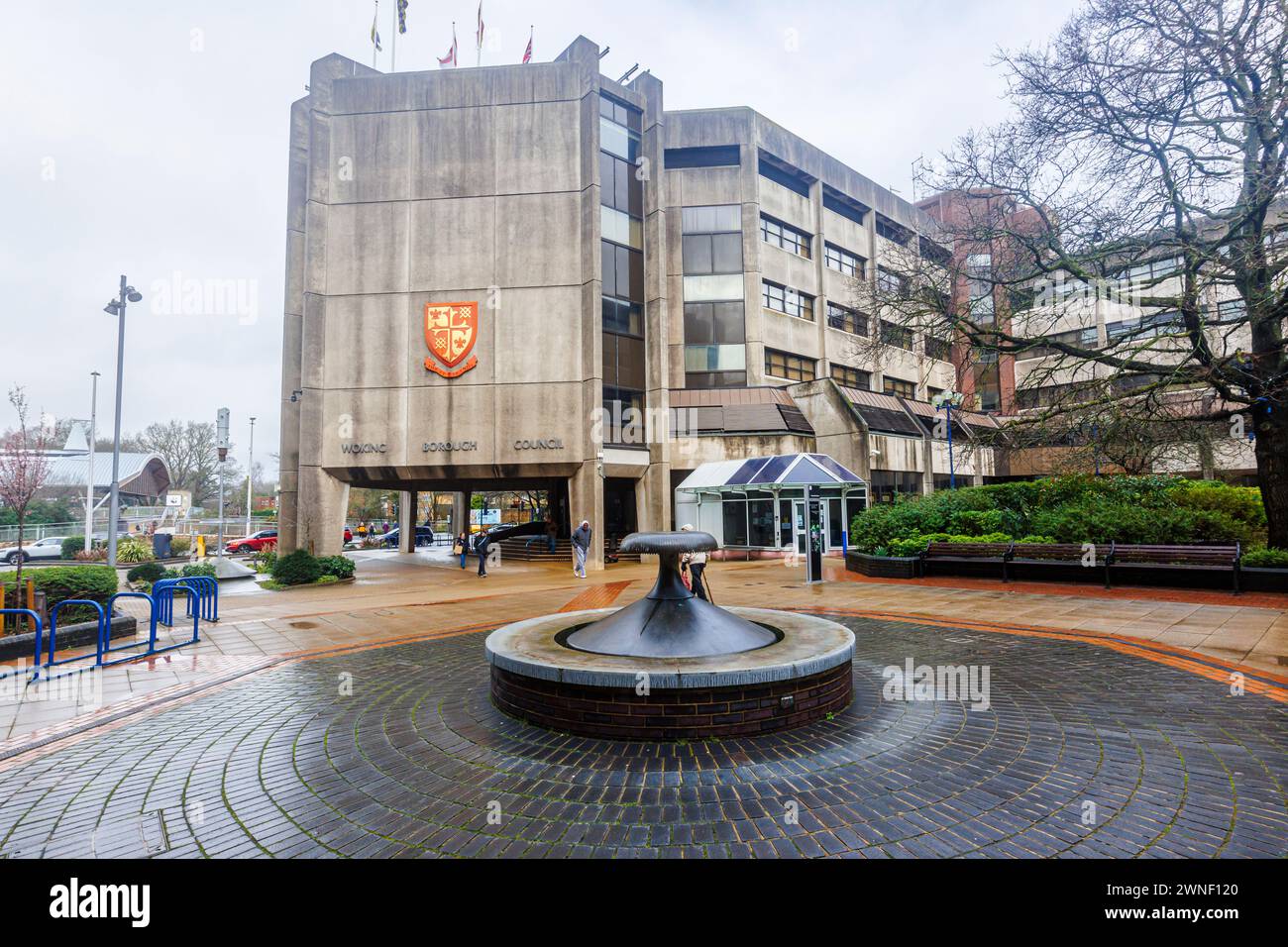 Uffici civici del Consiglio di Woking Borough, Gloucester Square, Woking. Una comunicazione di cui alla sezione 114 è stata pubblicata con il Consiglio non è in grado di finanziare il suo bilancio. Foto Stock