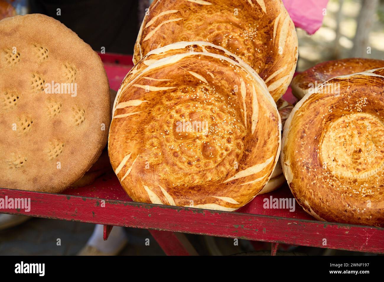 Delizioso lepyoshka tradizionale del pane uzbeko al mercato di strada a Samarcanda, Uzbekistan Foto Stock