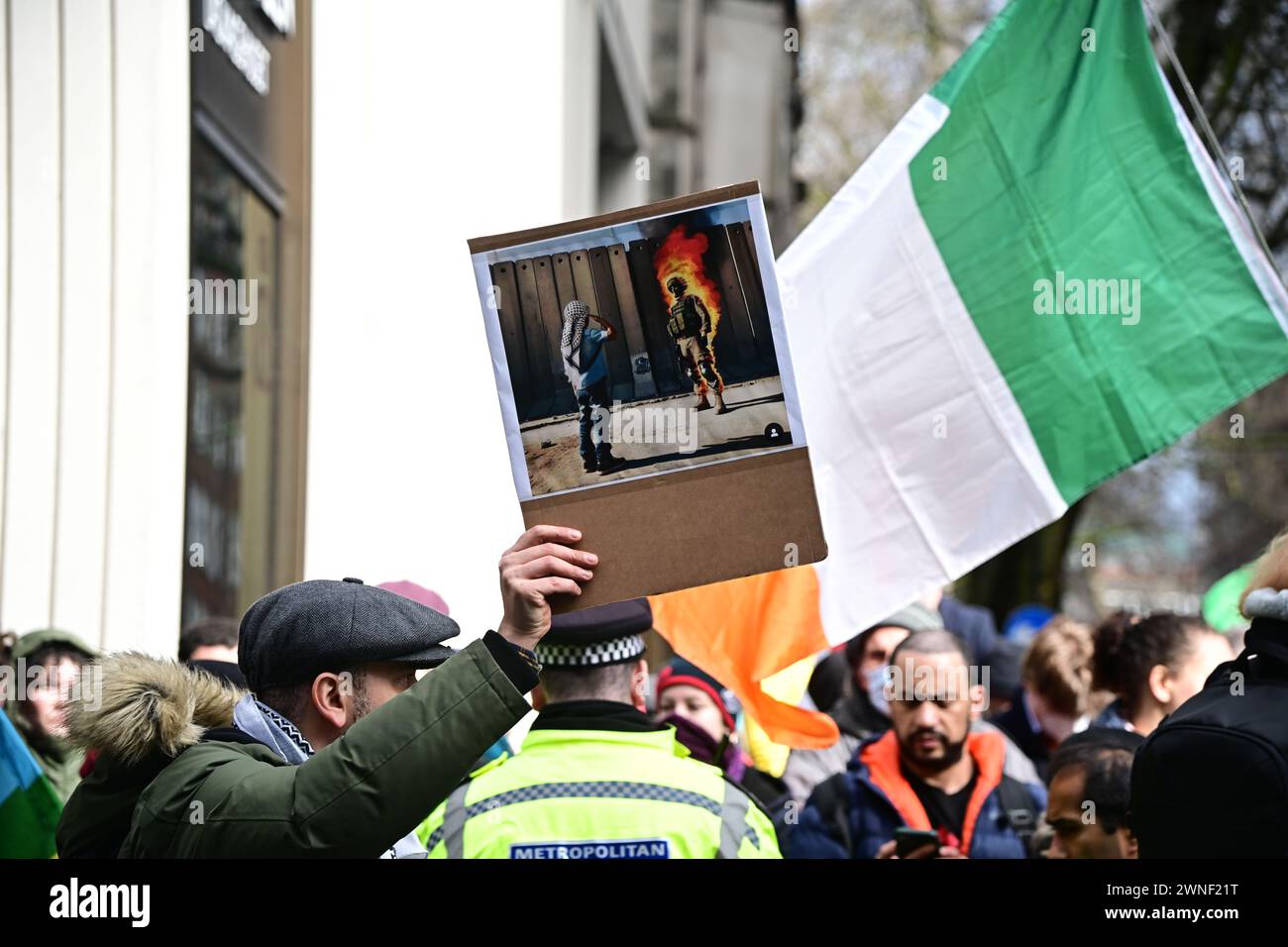 Londra, Regno Unito. 2 marzo 2024: Si svolge la giornata d'azione per la Palestina in risposta all'attacco genocida di Israele contro i palestinesi nella Striscia di Gaza. Il campo profughi di Yibna a Rafah, nel sud di Gaza, è stato bombardato da Israele. I manifestanti chiedono accuse penali contro parlamentari che sono stati complici del genocidio di Gaza e sostengono che Rishi Sunak è un primo ministro non eletto del Regno Unito e Keir Starmer è un leader del Partito Laburista, Rally fuori Barclays a Tottenham Court Road, a Londra, Regno Unito. I crimini di guerra imperiali sono causati da criminali che hanno una mentalità coloniale e credono Foto Stock