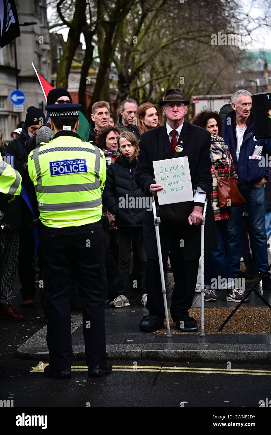 Londra, Regno Unito. 2 marzo 2024: Si svolge la giornata d'azione per la Palestina in risposta all'attacco genocida di Israele contro i palestinesi nella Striscia di Gaza. Il campo profughi di Yibna a Rafah, nel sud di Gaza, è stato bombardato da Israele. I manifestanti chiedono accuse penali contro parlamentari che sono stati complici del genocidio di Gaza e sostengono che Rishi Sunak è un primo ministro non eletto del Regno Unito e Keir Starmer è un leader del Partito Laburista, Rally fuori Barclays a Tottenham Court Road, a Londra, Regno Unito. I crimini di guerra imperiali sono causati da criminali che hanno una mentalità coloniale e credono Foto Stock