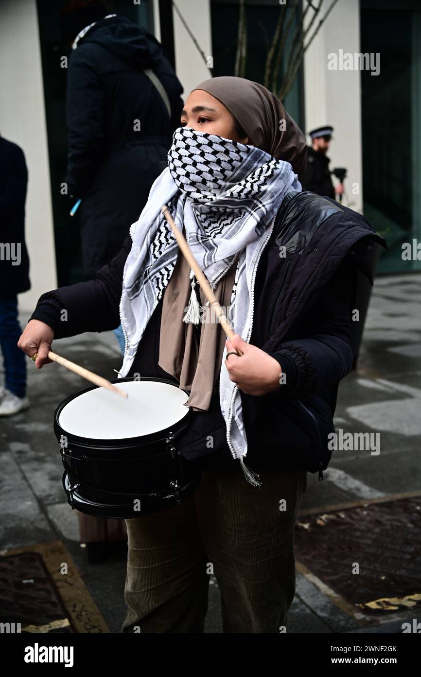 Londra, Regno Unito. 2 marzo 2024: Si svolge la giornata d'azione per la Palestina in risposta all'attacco genocida di Israele contro i palestinesi nella Striscia di Gaza. Il campo profughi di Yibna a Rafah, nel sud di Gaza, è stato bombardato da Israele. I manifestanti chiedono accuse penali contro parlamentari che sono stati complici del genocidio di Gaza e sostengono che Rishi Sunak è un primo ministro non eletto del Regno Unito e Keir Starmer è un leader del Partito Laburista, Rally fuori Barclays a Tottenham Court Road, a Londra, Regno Unito. I crimini di guerra imperiali sono causati da criminali che hanno una mentalità coloniale e credono Foto Stock