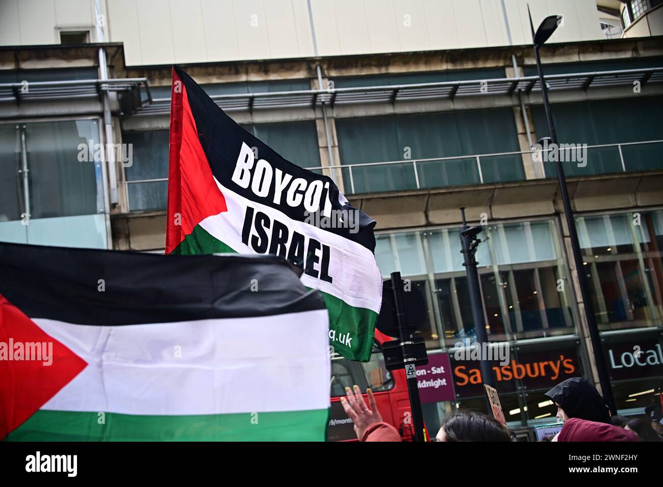 Londra, Regno Unito. 2 marzo 2024: Si svolge la giornata d'azione per la Palestina in risposta all'attacco genocida di Israele contro i palestinesi nella Striscia di Gaza. Il campo profughi di Yibna a Rafah, nel sud di Gaza, è stato bombardato da Israele. I manifestanti chiedono accuse penali contro parlamentari che sono stati complici del genocidio di Gaza e sostengono che Rishi Sunak è un primo ministro non eletto del Regno Unito e Keir Starmer è un leader del Partito Laburista, Rally fuori Barclays a Tottenham Court Road, a Londra, Regno Unito. I crimini di guerra imperiali sono causati da criminali che hanno una mentalità coloniale e credono Foto Stock