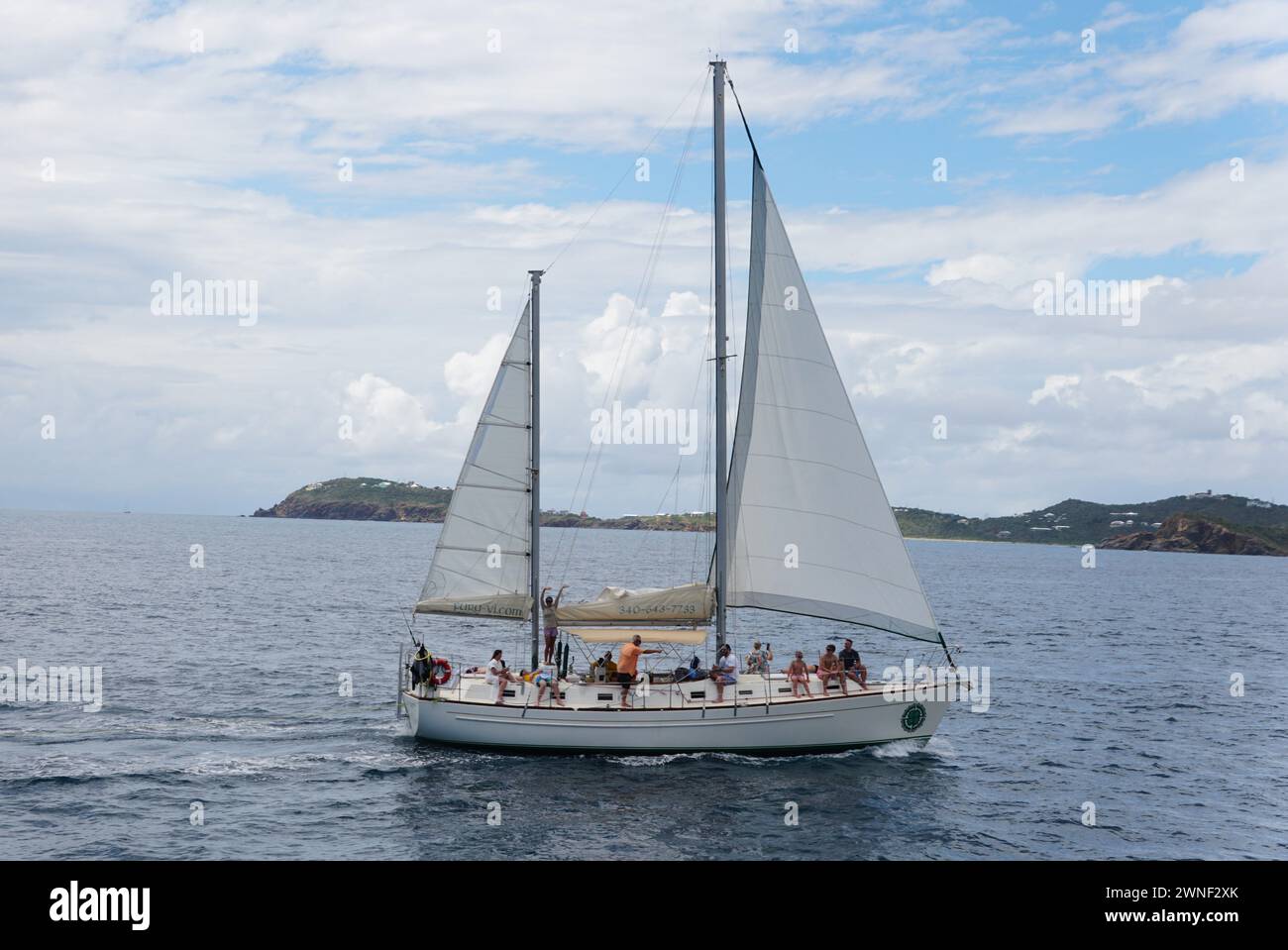 St Thomas, Isole Vergini americane - 21 febbraio 2024 - Uno yacht privato con un gruppo di persone che si spostano sulla baia Foto Stock