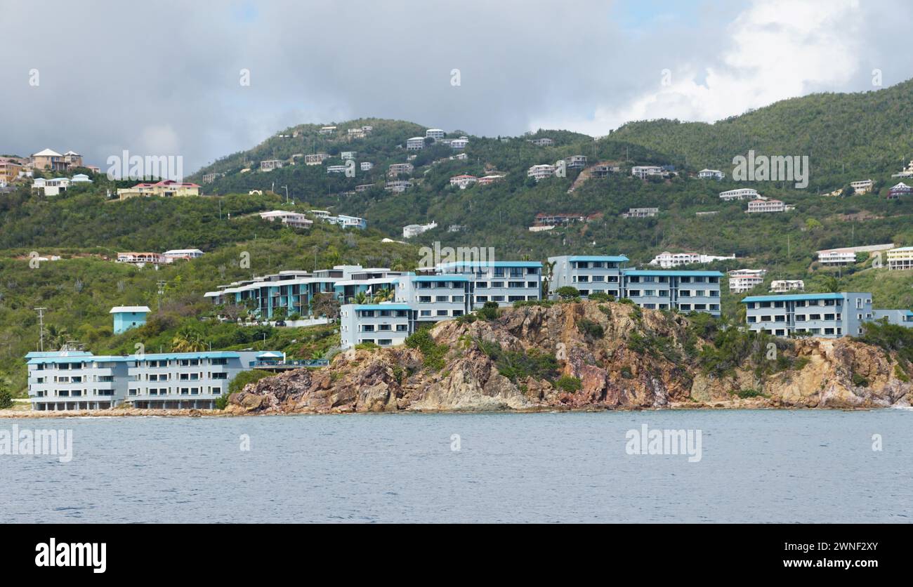 St Thomas, Isole Vergini americane - 21 febbraio 2024 - la vista a distanza di Regatta Point Villas sulla BolongBay Foto Stock