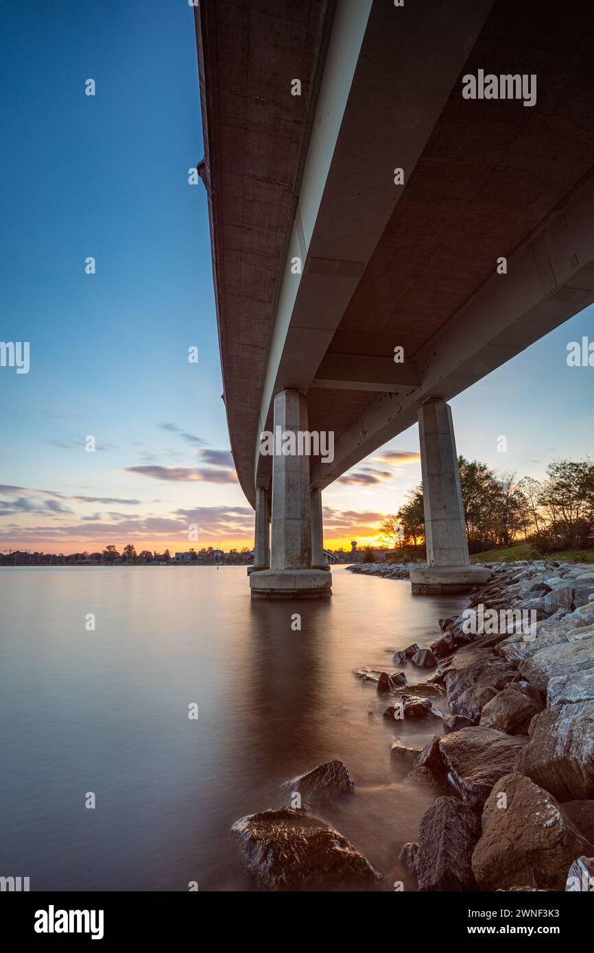 Il tramonto dorato dipinge il cielo sopra il ponte dell'Accademia Navale. Foto Stock