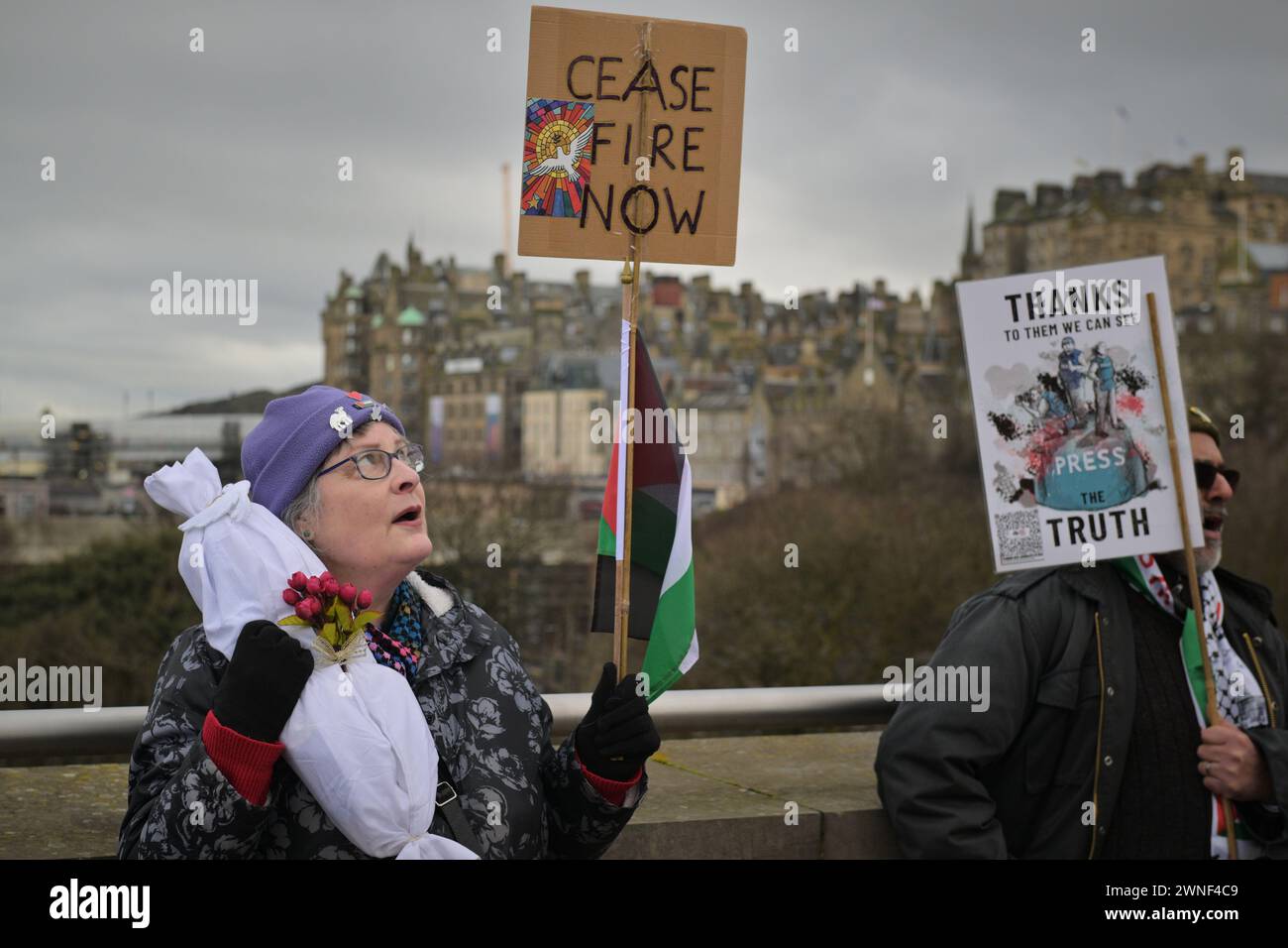 Edimburgo Scozia, Regno Unito 02 marzo 2024. I manifestanti pro palestinesi si riuniscono al tumulo per chiedere un cessate il fuoco nel conflitto in corso a Gaza. credito sst/alamy notizie in diretta Foto Stock