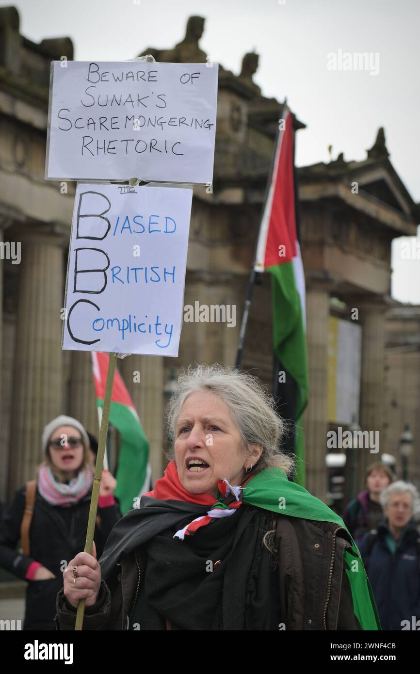 Edimburgo Scozia, Regno Unito 02 marzo 2024. I manifestanti pro palestinesi si riuniscono al tumulo per chiedere un cessate il fuoco nel conflitto in corso a Gaza. credito sst/alamy notizie in diretta Foto Stock