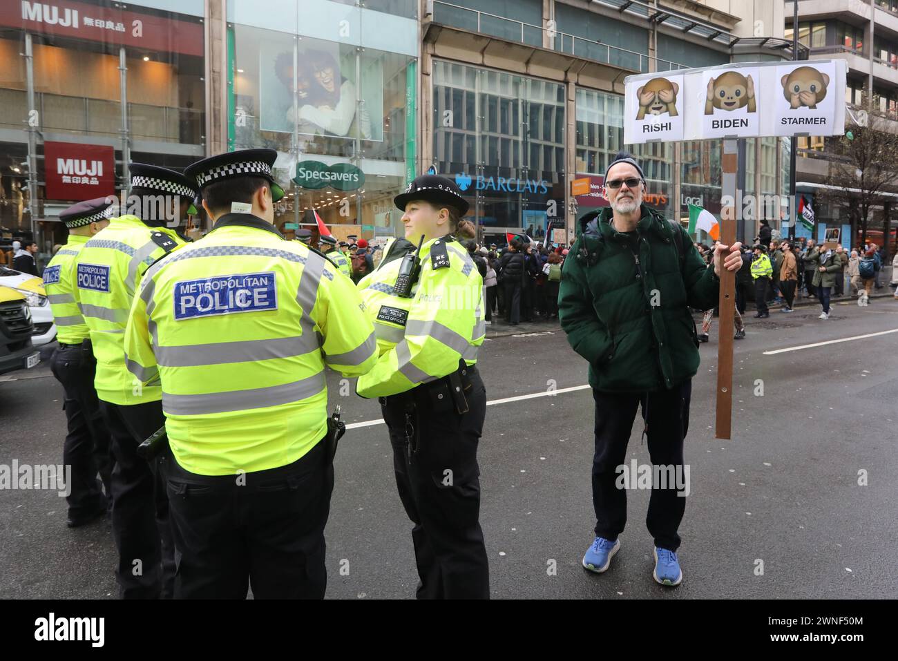 Londra, Regno Unito, 2 marzo 2024. Le marce pro-palestinesi sono continuate, dopo che il primo Ministro Rishi Sunak ha detto che la democrazia è stata temata dagli estremisti. C'era un'alta presenza della polizia per la marcia di Camden lungo Tottenham Court Road nel centro di Londra per una manifestazione fuori Barclays Bank che si dice armare Israele. Tutti sono passati pacificamente senza un singolo arresto. Credito : Monica Wells/Alamy Live News Foto Stock