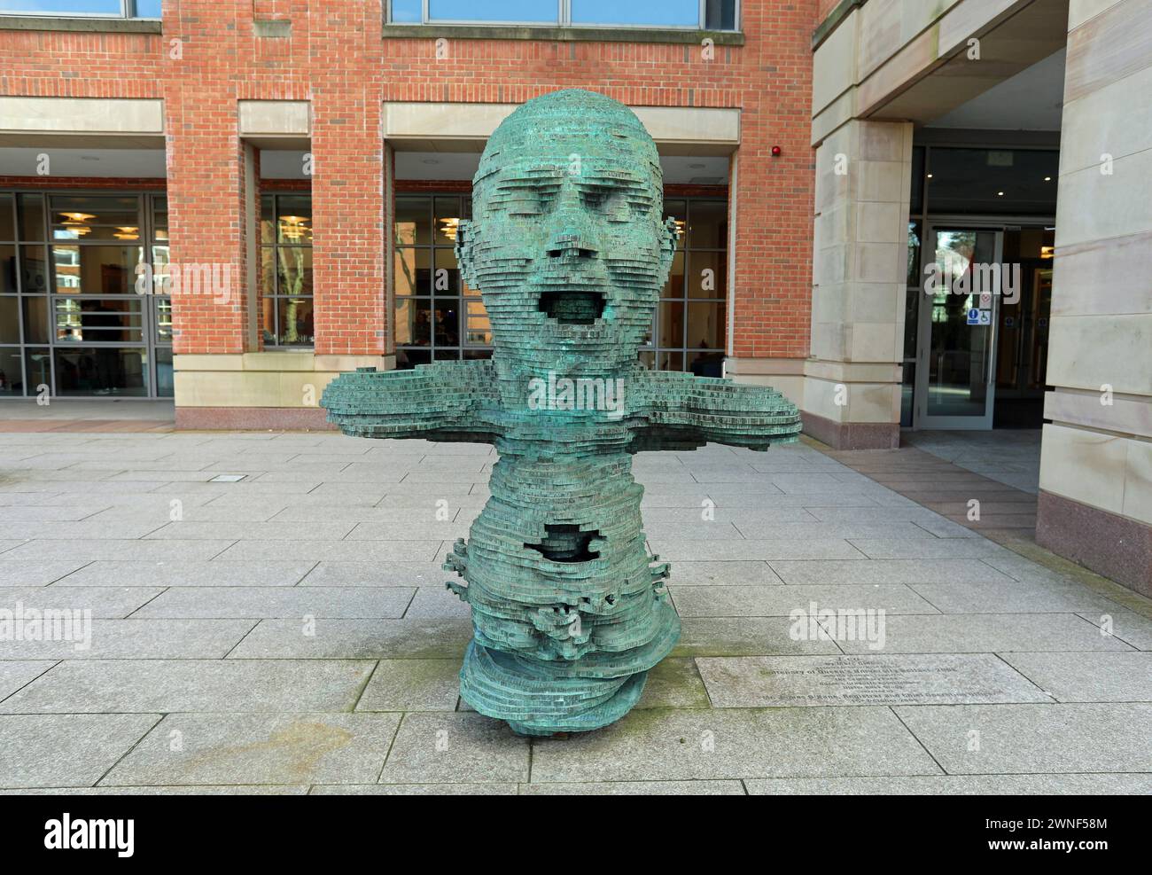 Eco di Marc Didou fuori dalla McClay Library della Queens University di Belfast Foto Stock