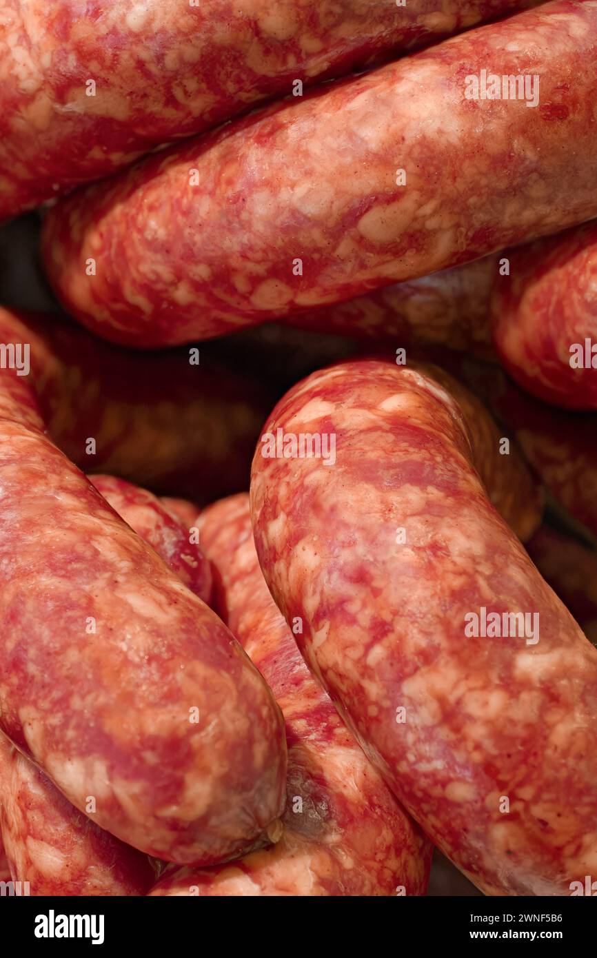 Salsicce affumicate sul bancone del mercato della carne, shot ravvicinati, sottofondo di cibo astratto Foto Stock