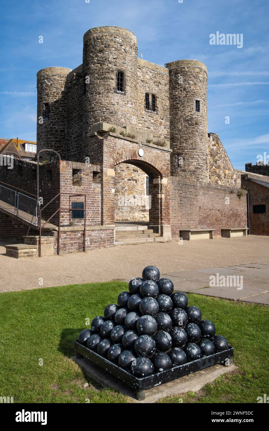 Rye Castle nell'East Sussex, Regno Unito. Conosciuto anche come Castello di Ypres e costruito intorno al XIII/XIV secolo. Classificato di grado 1 e monumento antico. Foto Stock