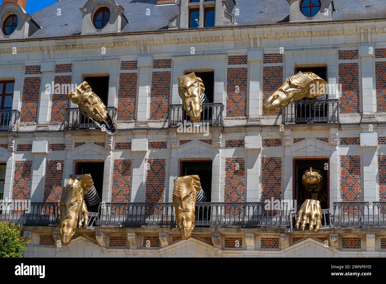 Europa, Francia, Centre-Val de Loire, Blois, la Casa della magia Robert-Houdin con robot animati da dinosauri alle finestre (dettaglio) Foto Stock