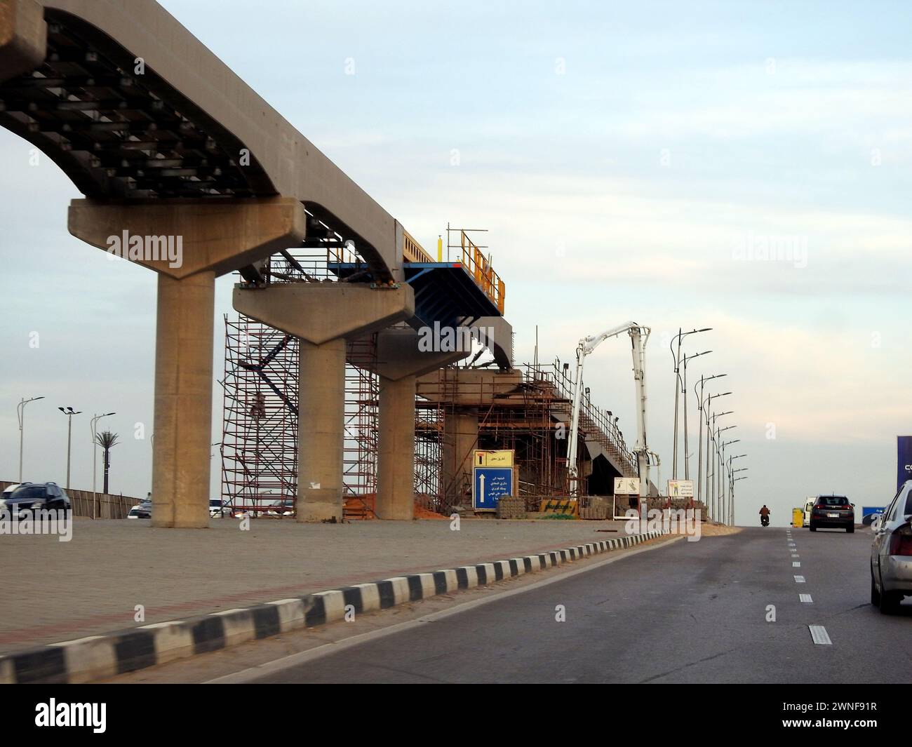 Cairo, Egitto, 22 febbraio 2024: Monorotaia del Cairo in costruzione dalla società Orascom con le colonne e i binari nella città di New Cairo, r Foto Stock