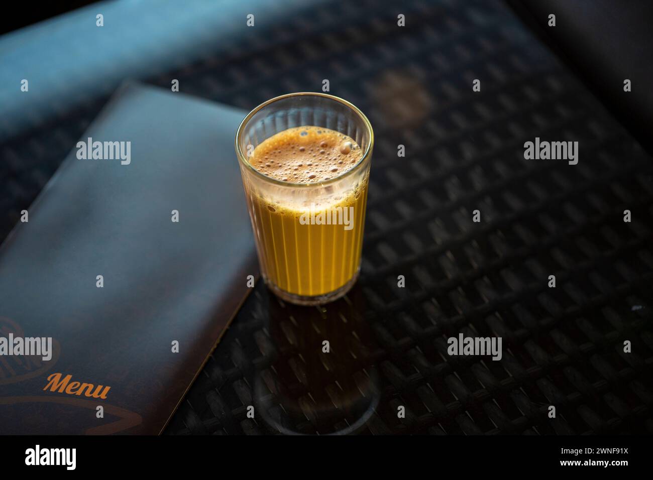 Tè al latte fresco o Kadak Chai indiano, tè karak in stile indiano Foto Stock