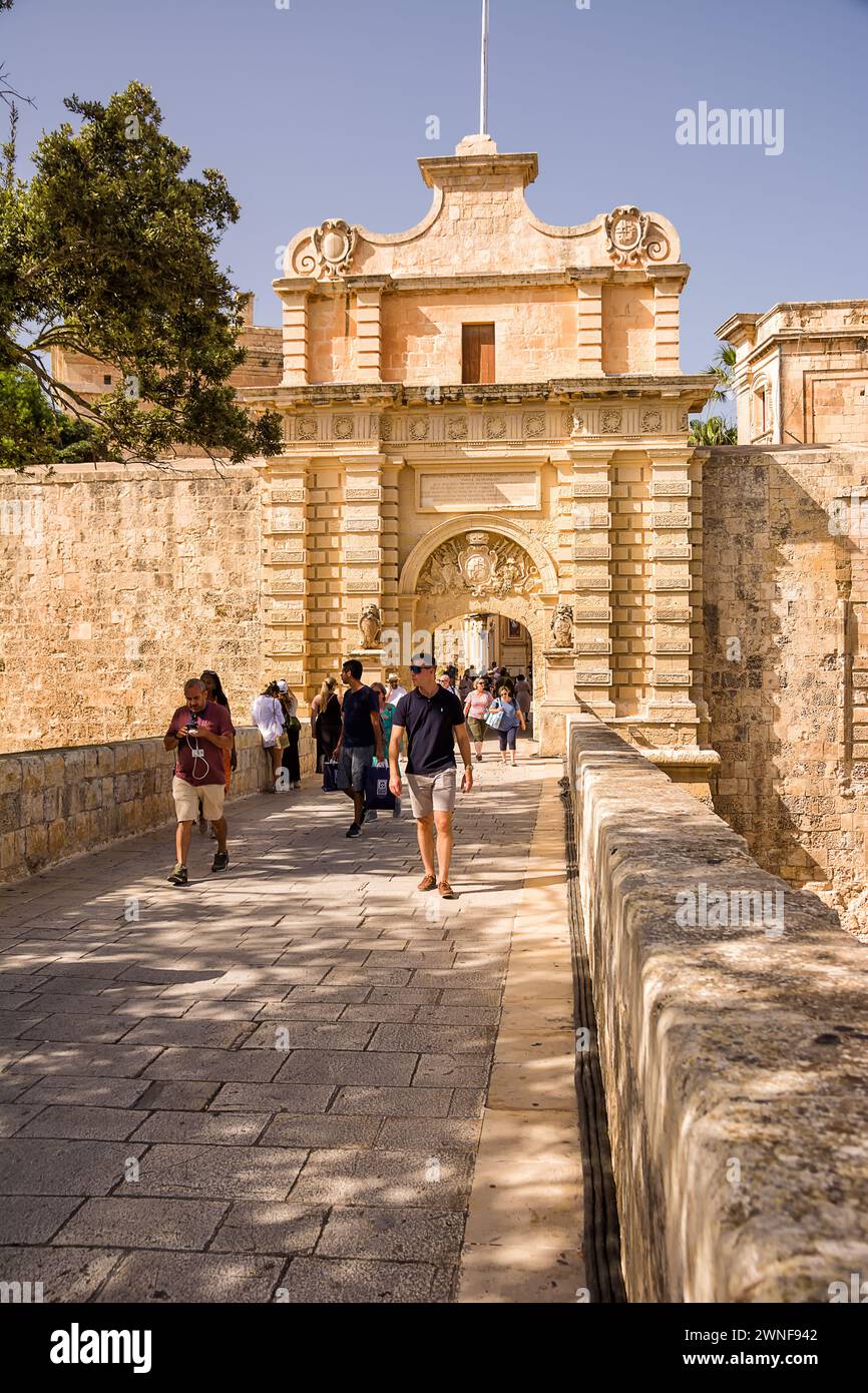 Mdina, Malta - 20 giugno 2023: Ponte e ingresso alla città fortificata di Mdina sull'isola di Malta Foto Stock