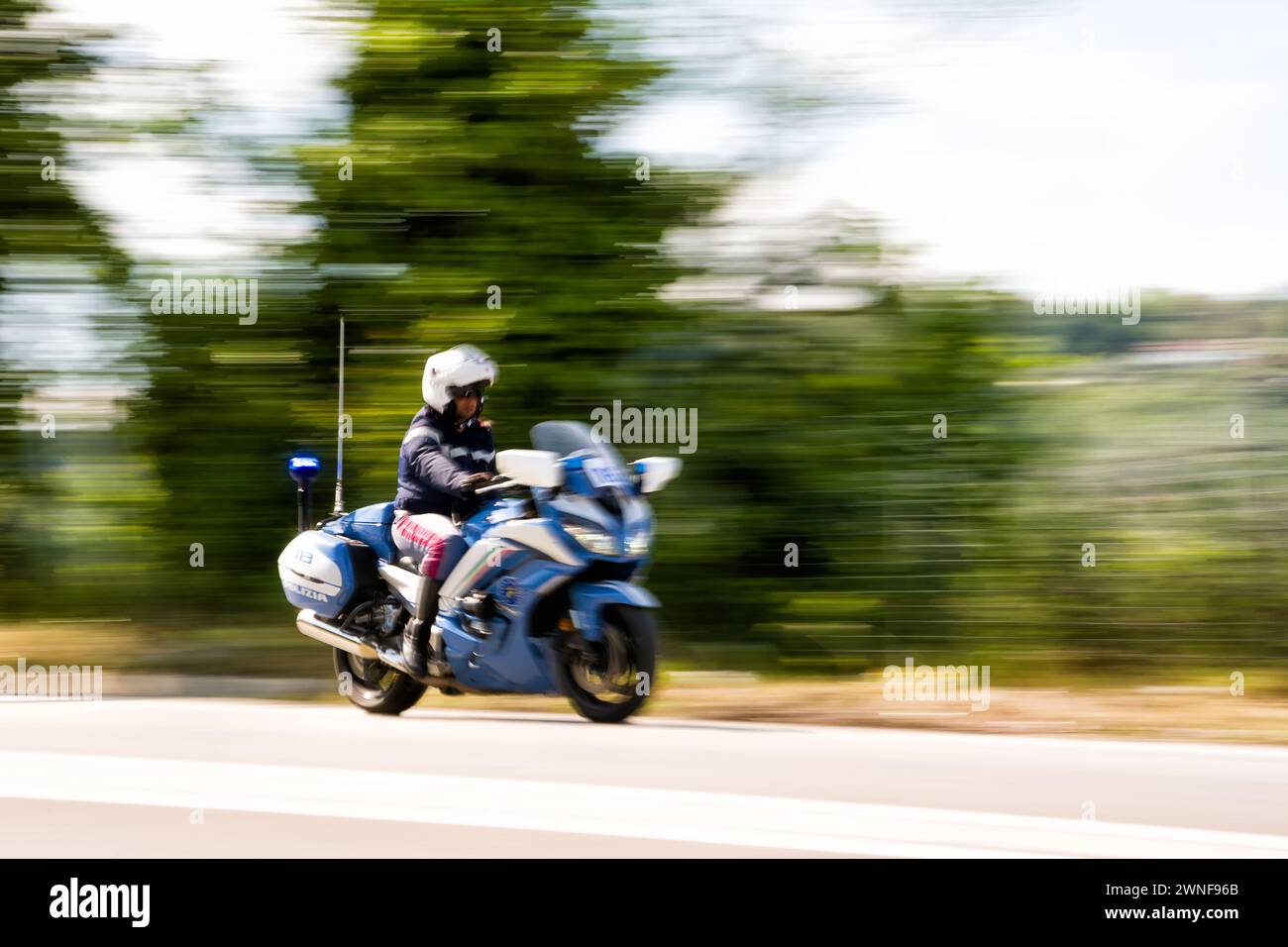 Chieti, Italia - 7 maggio 2023: Corse motociclistiche della polizia lungo la strada, con sfondo sfocato dal panning Foto Stock