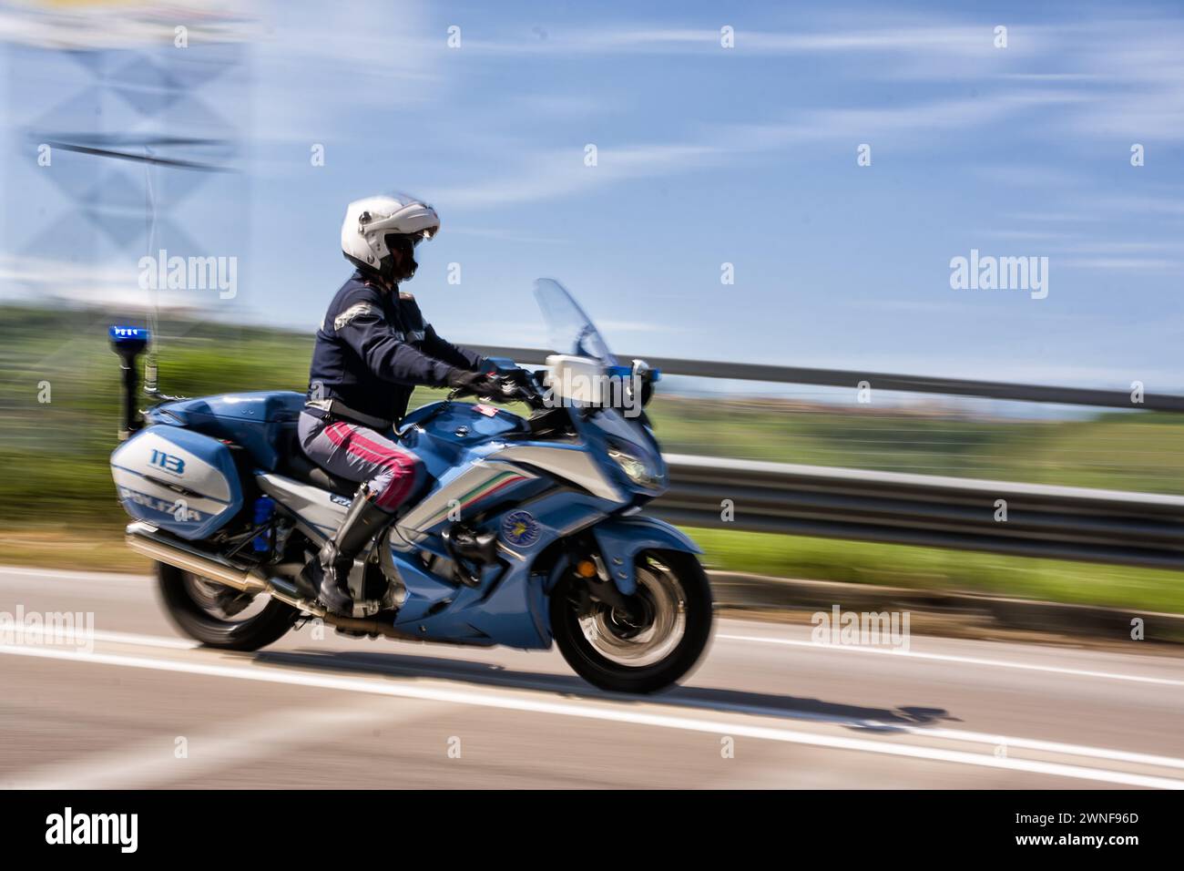 Chieti, Italia - 7 maggio 2023: Corse motociclistiche della polizia lungo la strada, con sfondo sfocato dal panning Foto Stock
