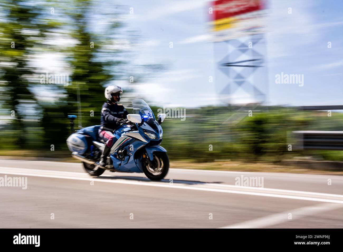 Chieti, Italia - 7 maggio 2023: Corse motociclistiche della polizia lungo la strada, con sfondo sfocato dal panning Foto Stock