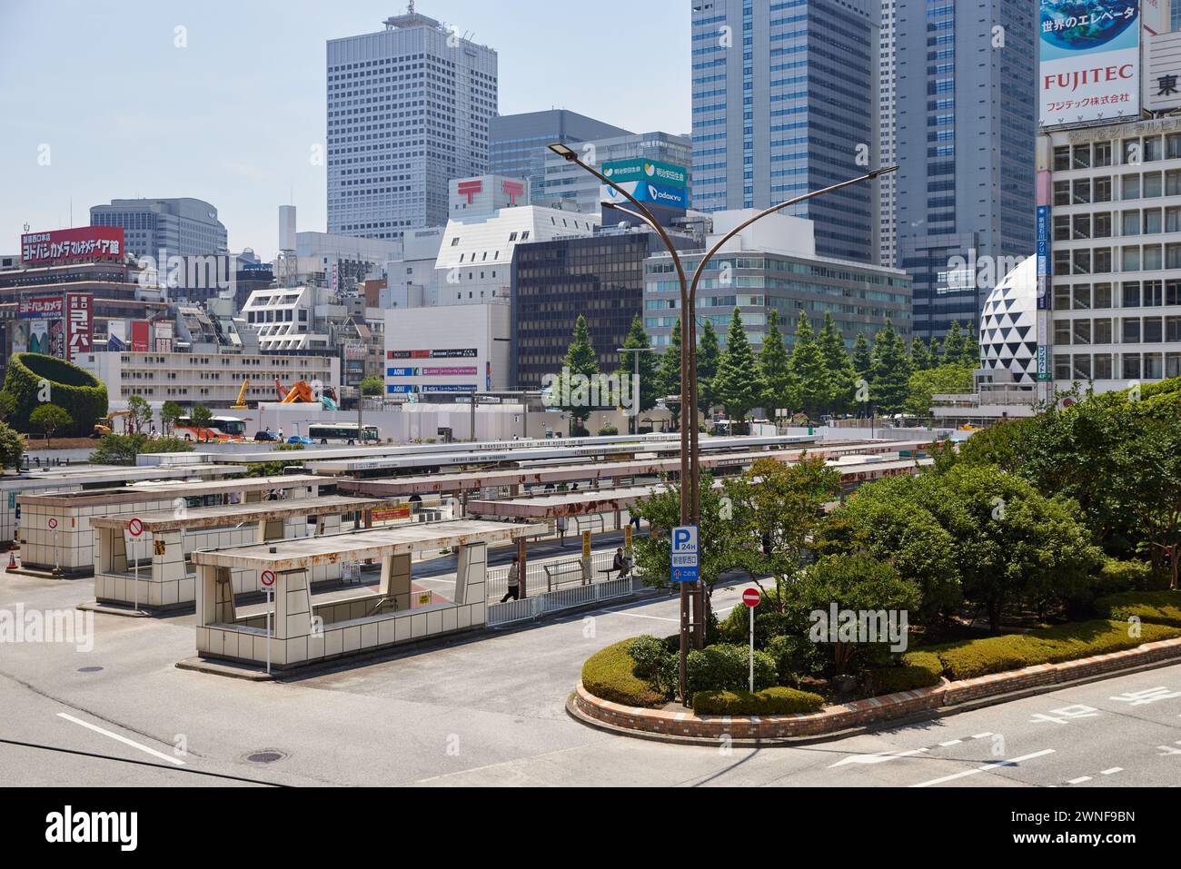 Stazione di Shinjuku Nishiguchi (uscita ovest), zona delle fermate degli autobus; Tokyo, Giappone Foto Stock