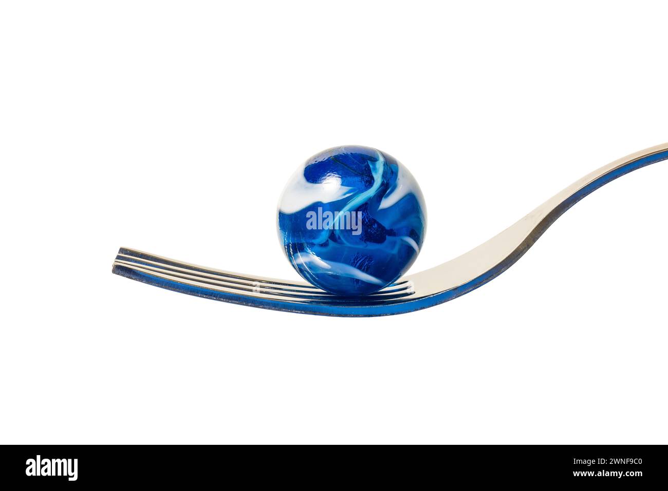 Un marmo di vetro a turbolenza blu e bianco su una forchetta. Foto Stock