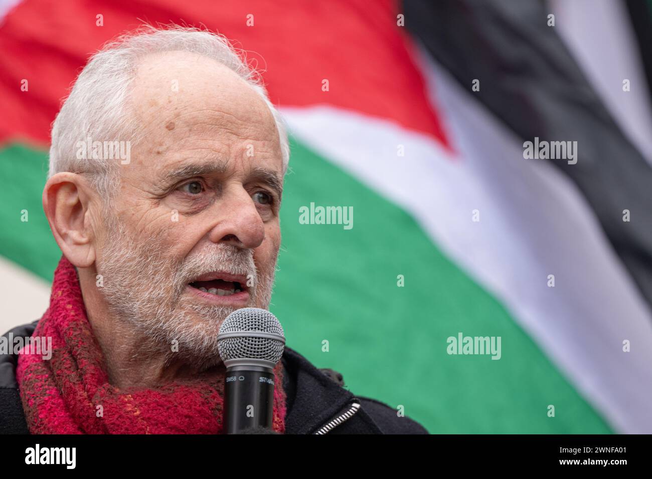Manchester, Regno Unito. 2 marzo 2024. Relatore dell'azione ebraica di Manchester per la Palestina. Protesta palestinese a Gaza nel centro di Manchester, a partire da Piazza San Pietro. I manifestanti hanno marciato attraverso il centro della città monitorato dalla polizia. I manifestanti si fermarono alla Barclays Bank, che aveva un avviso di chiusura temporanea alle sue porte. I manifestanti hanno cantato che Barclays Bank aveva "sangue sulle mani" per quanto riguarda l'attuale conflitto. Diversi manifestanti portavano farina ricoperta di vernice rossa per indicare la recente morte di persone che ricevevano aiuti alimentari. La marcia tratteneva tram e traffico mentre migliaia di persone marciavano pacificamente Foto Stock