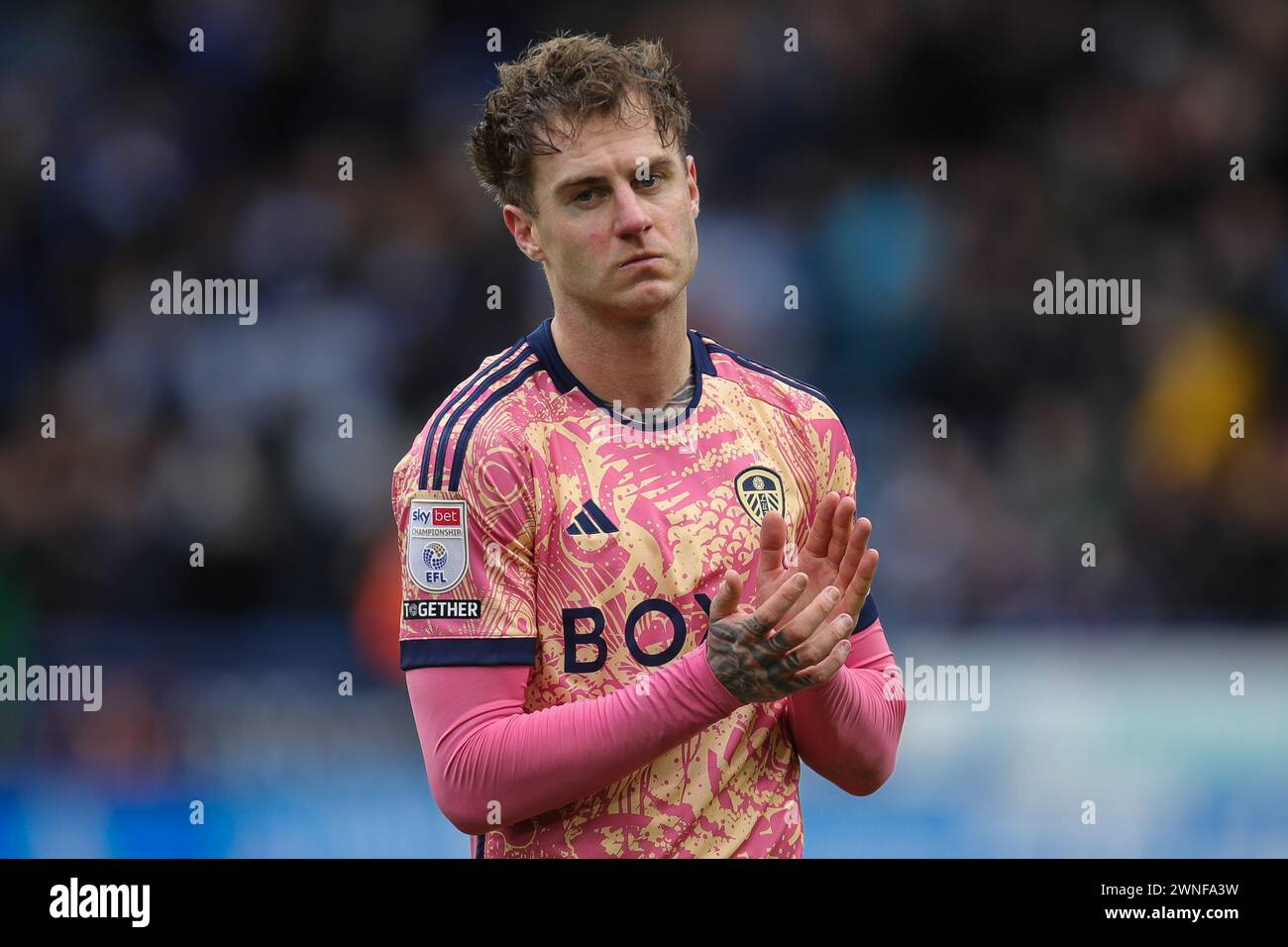Joe Rodon del Leeds United sbatte le mani e applaude i tifosi a tempo pieno dopo la partita del Campionato Sky Bet Huddersfield Town vs Leeds United al John Smith's Stadium, Huddersfield, Regno Unito, 2 marzo 2024 (foto di James Heaton/News Images) Foto Stock