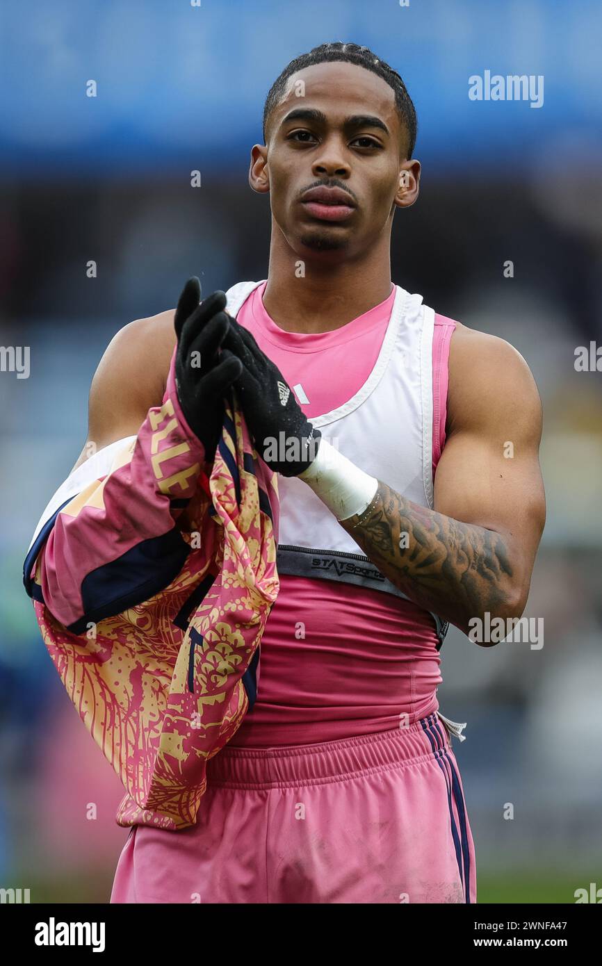 Un depresso Crysencio Summerville di Leeds United batte le mani e applaude i tifosi a tempo pieno dopo la partita del Campionato Sky Bet Huddersfield Town vs Leeds United al John Smith's Stadium, Huddersfield, Regno Unito, 2 marzo 2024 (foto di James Heaton/News Images) Foto Stock