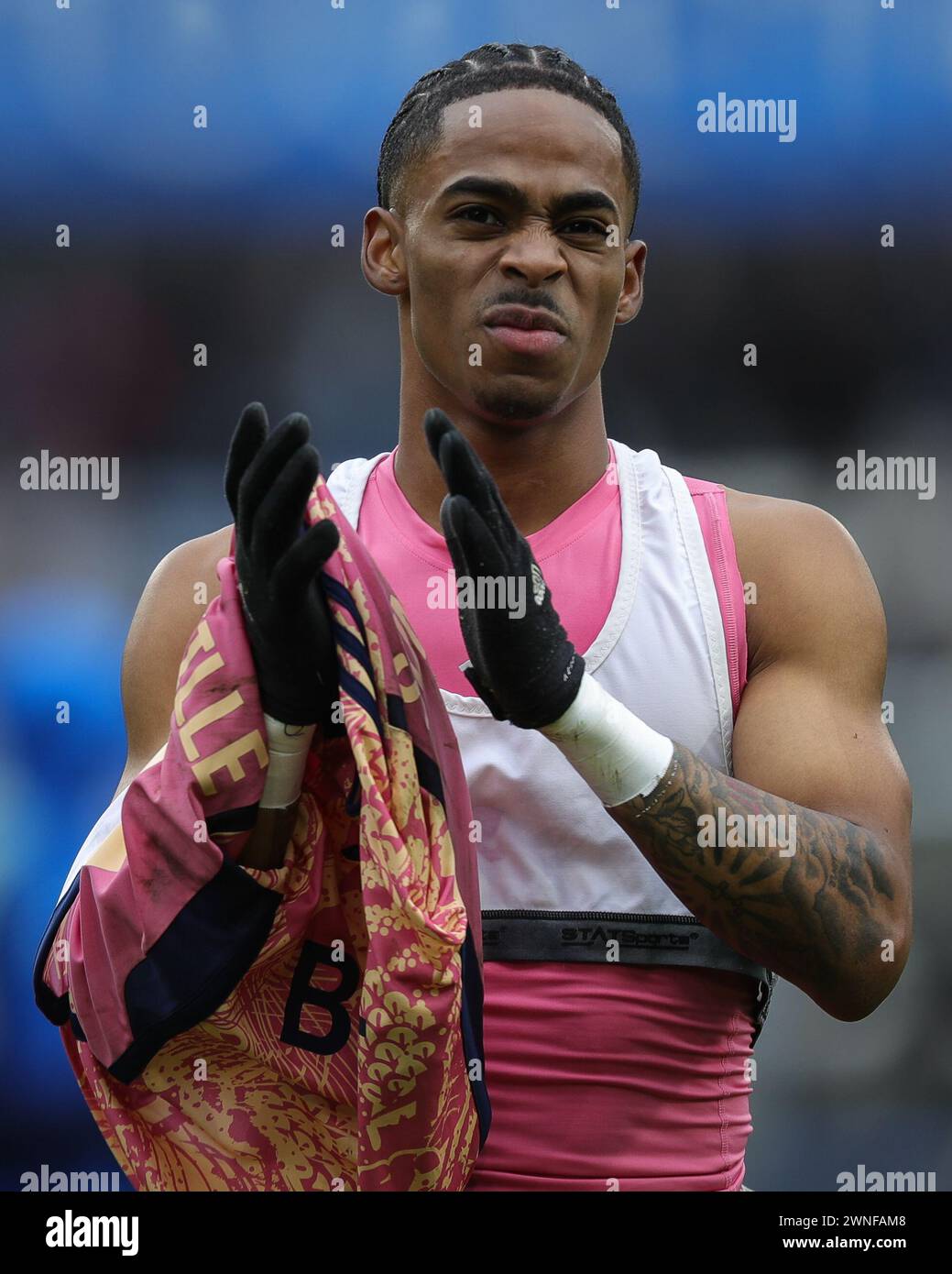 Un depresso Crysencio Summerville di Leeds United batte le mani e applaude i tifosi a tempo pieno dopo la partita del Campionato Sky Bet Huddersfield Town vs Leeds United al John Smith's Stadium, Huddersfield, Regno Unito, 2 marzo 2024 (foto di James Heaton/News Images) Foto Stock