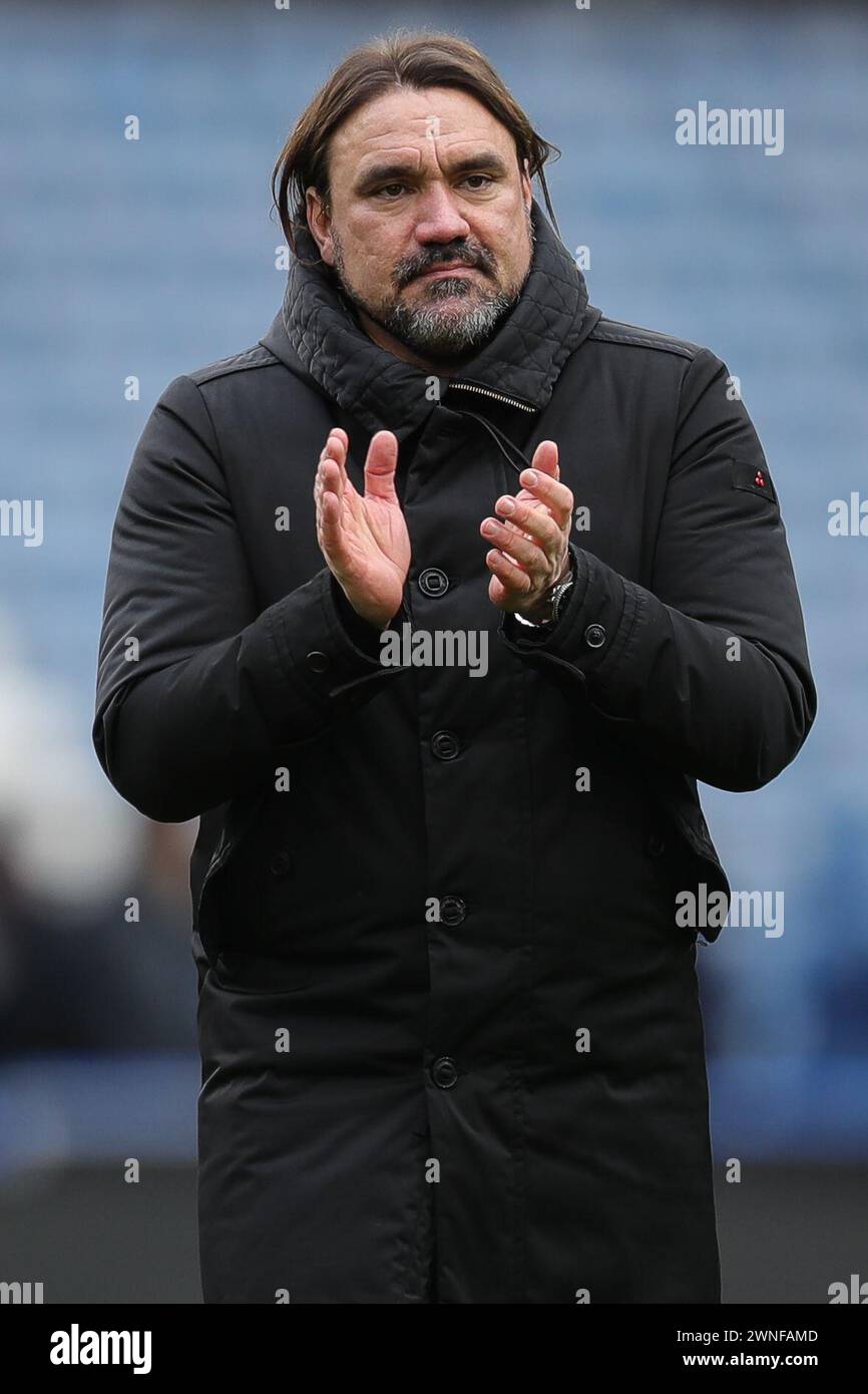 Daniel Farke manager del Leeds United batte le mani e applaude i tifosi a tempo pieno dopo la partita del Campionato Sky Bet Huddersfield Town vs Leeds United al John Smith's Stadium, Huddersfield, Regno Unito, 2 marzo 2024 (foto di James Heaton/News Images) Foto Stock