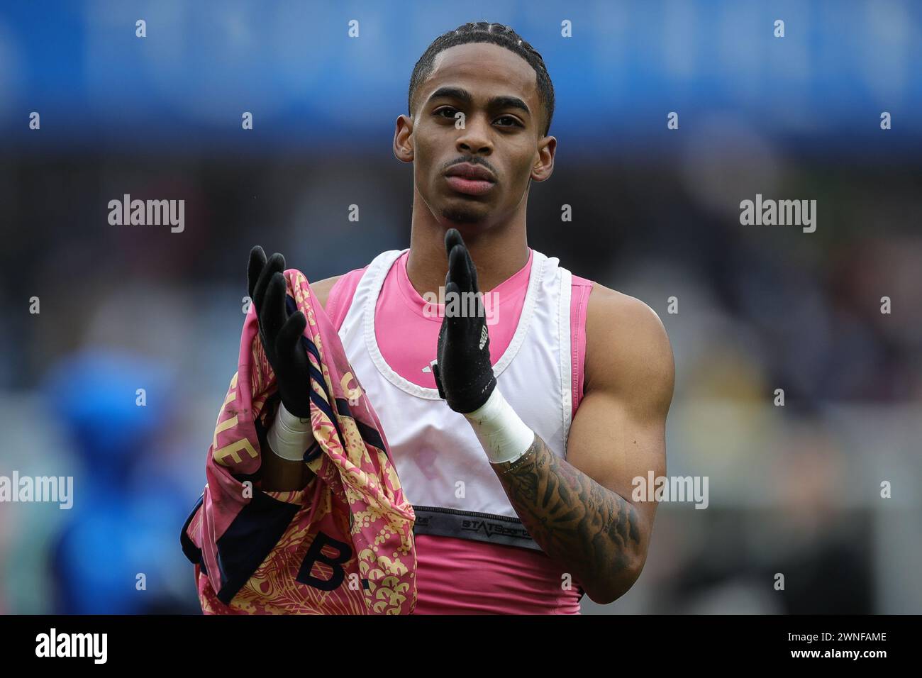 Un depresso Crysencio Summerville di Leeds United batte le mani e applaude i tifosi a tempo pieno dopo la partita del Campionato Sky Bet Huddersfield Town vs Leeds United al John Smith's Stadium, Huddersfield, Regno Unito, 2 marzo 2024 (foto di James Heaton/News Images) Foto Stock