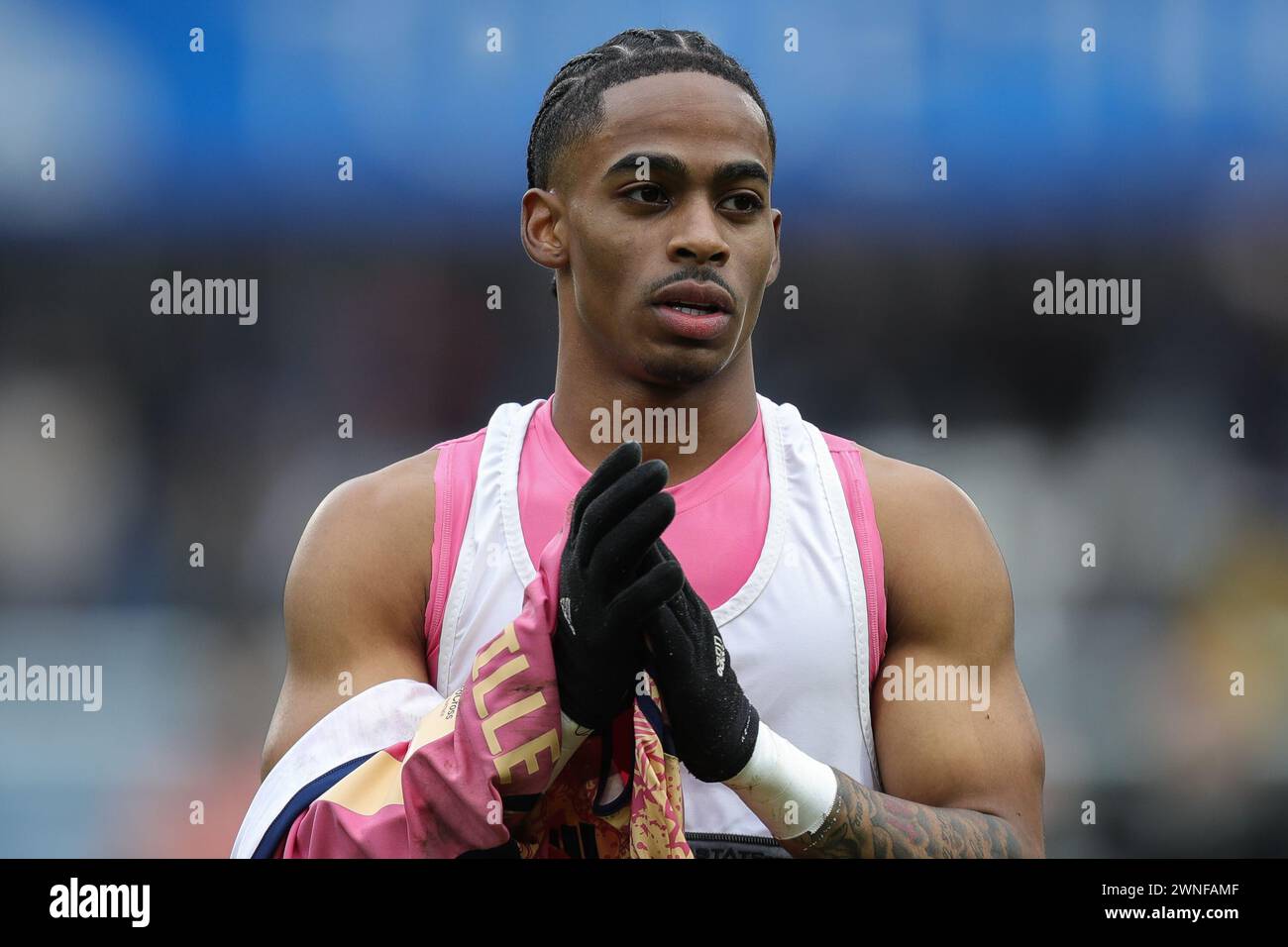 Un depresso Crysencio Summerville di Leeds United batte le mani e applaude i tifosi a tempo pieno dopo la partita del Campionato Sky Bet Huddersfield Town vs Leeds United al John Smith's Stadium, Huddersfield, Regno Unito, 2 marzo 2024 (foto di James Heaton/News Images) Foto Stock
