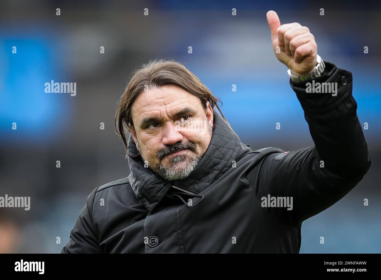 Un declassato Daniel Farke manager del Leeds United saluta i tifosi a tempo pieno dopo la partita dello Sky Bet Championship Huddersfield Town vs Leeds United al John Smith's Stadium, Huddersfield, Regno Unito, 2 marzo 2024 (foto di James Heaton/News Images) Foto Stock