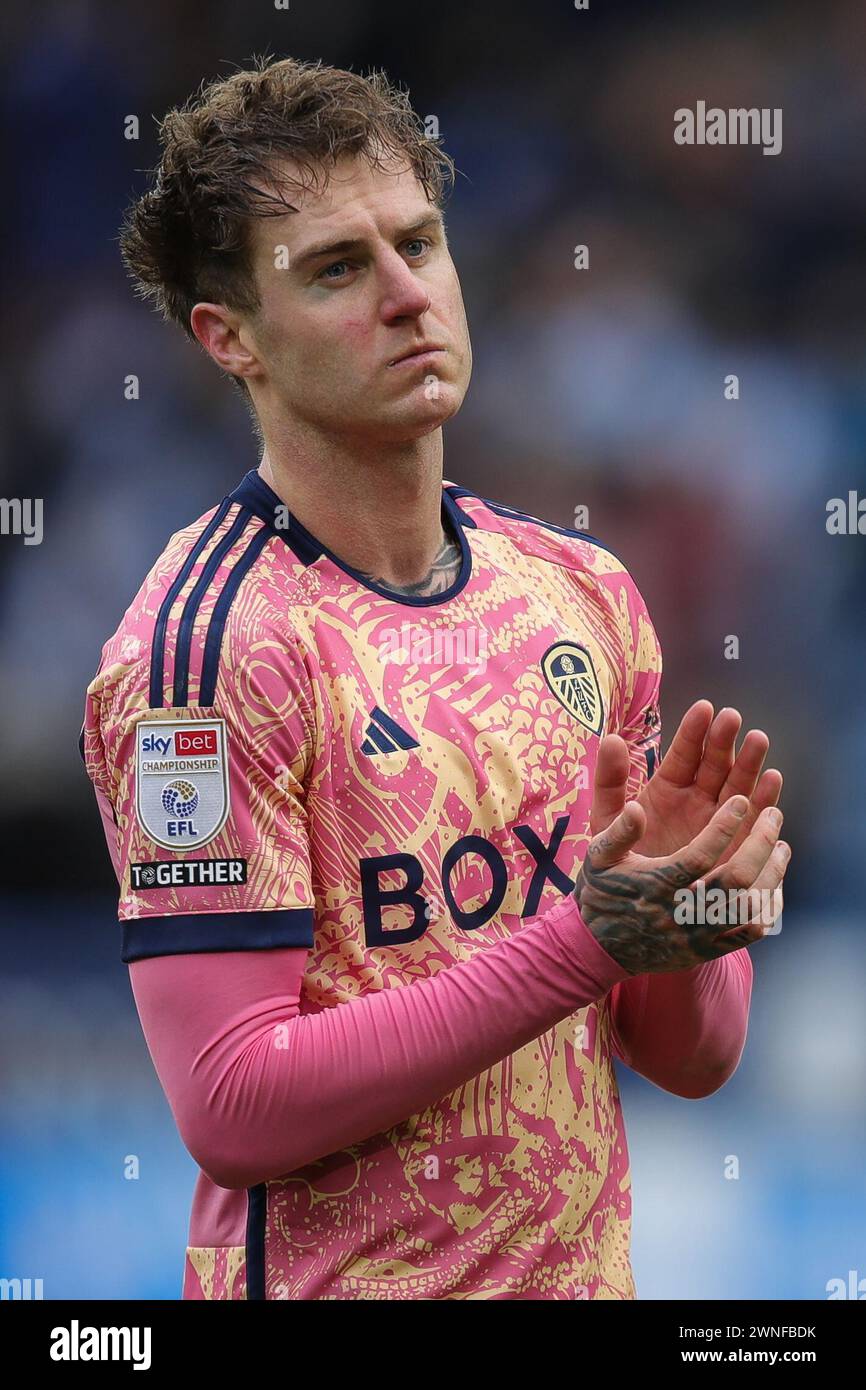 Joe Rodon del Leeds United sbatte le mani e applaude i tifosi a tempo pieno dopo la partita del Campionato Sky Bet Huddersfield Town vs Leeds United al John Smith's Stadium, Huddersfield, Regno Unito, 2 marzo 2024 (foto di James Heaton/News Images) Foto Stock